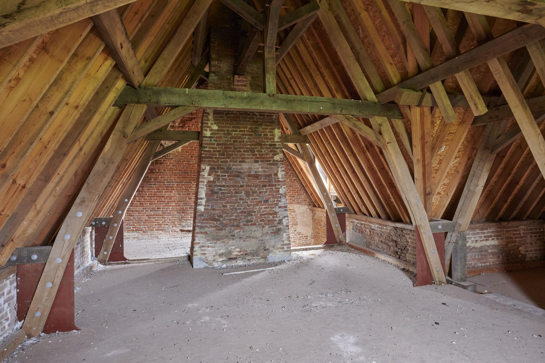 Combles. Logis du XVIe siècle. Conduit de cheminée.