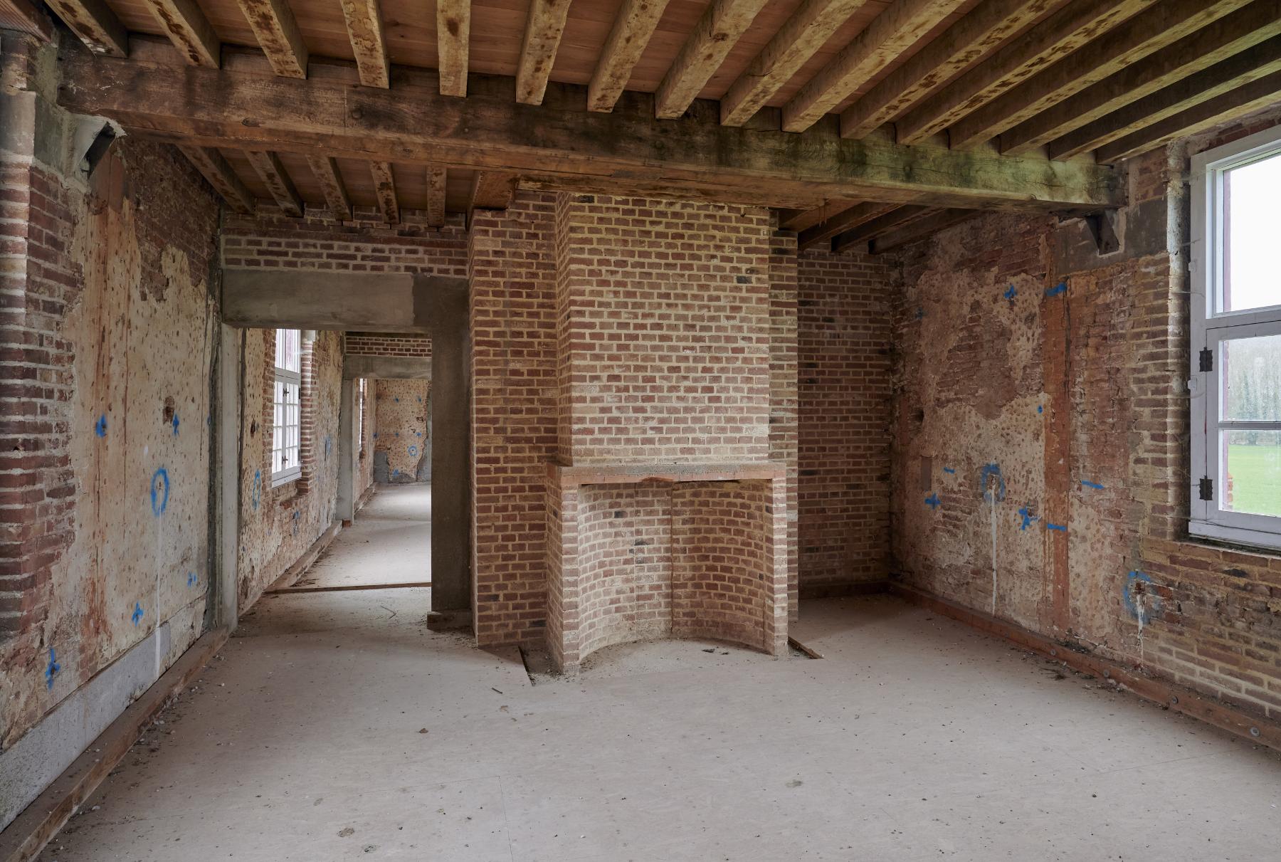 Premier étage. Logis du XVIIe siècle. Vue de l'une des salles (vers l'est).