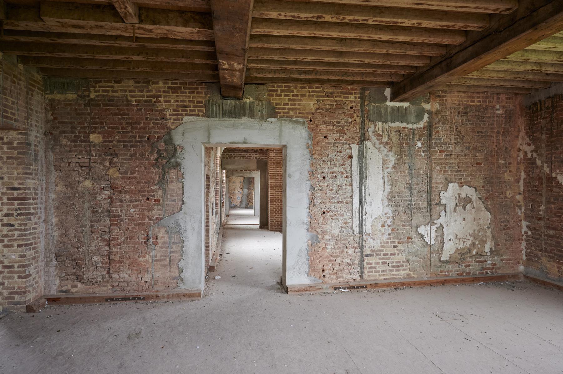 Premier étage. Logis du XVIe siècle. Chambre. Vue de l'enfilade vers le logis du XVIIe siècle.