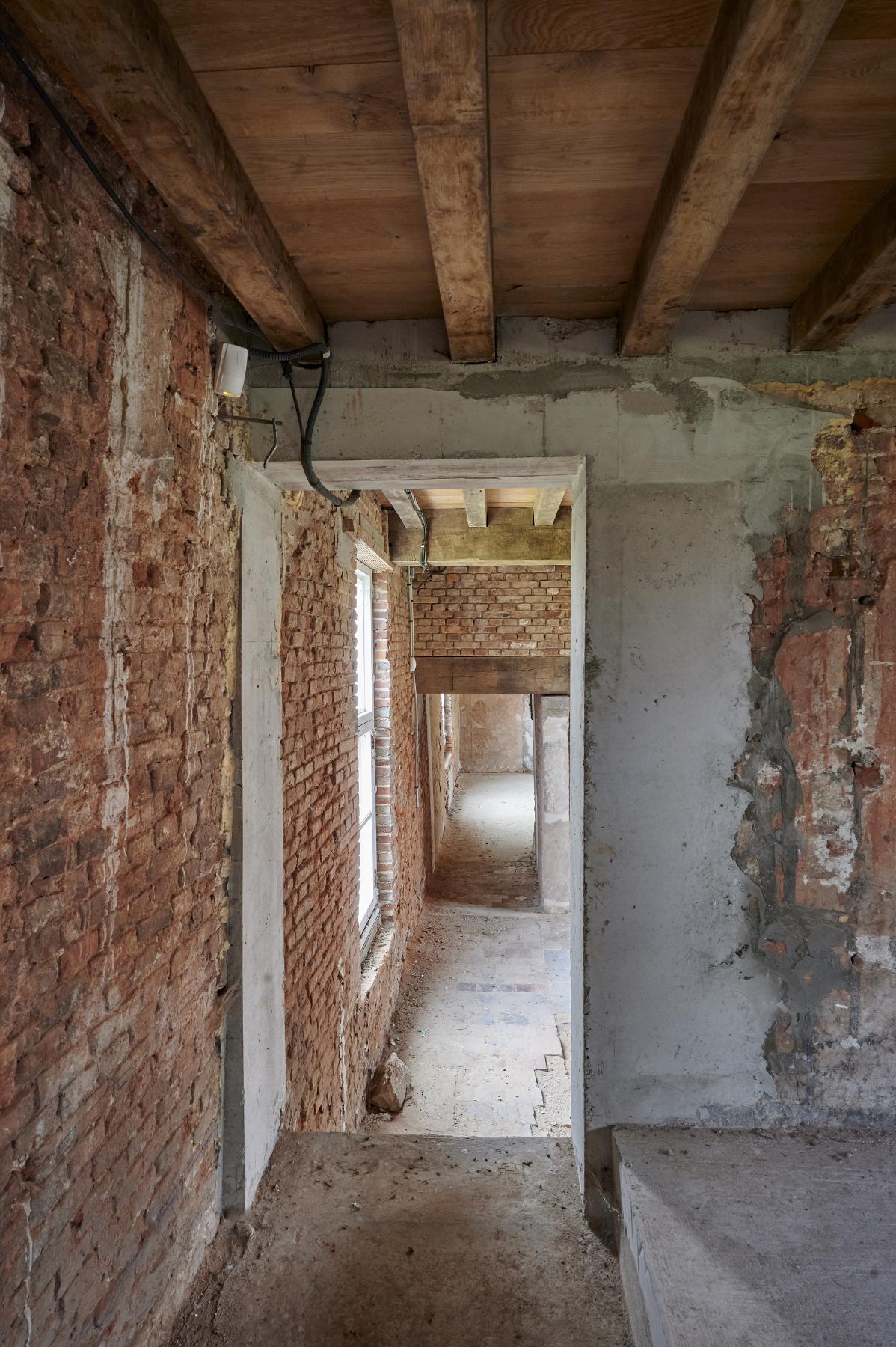 Rez-de-chaussée. Logis du XVIIe siècle. Vue en enfilade de l'espace de circulation depuis l'arrière-cuisine.