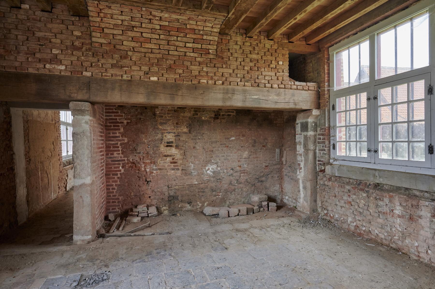 Rez-de-chaussée. Logis du XVIIe siècle. Cuisine et cheminée monumentale.