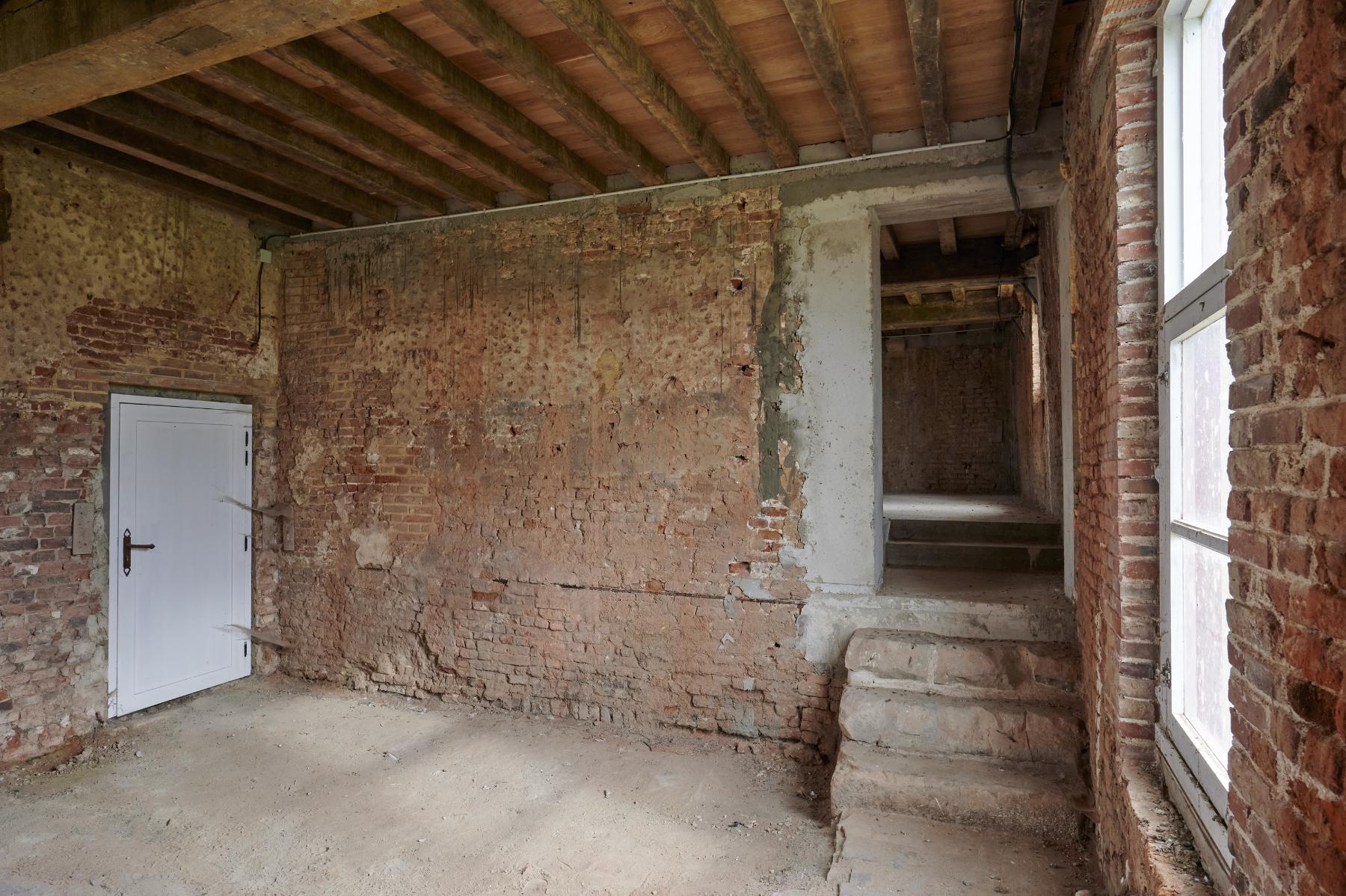 Rez-de-chaussée. Logis du XVIIe siècle. Cuisine et escalier menant à l'arrière-cuisine.