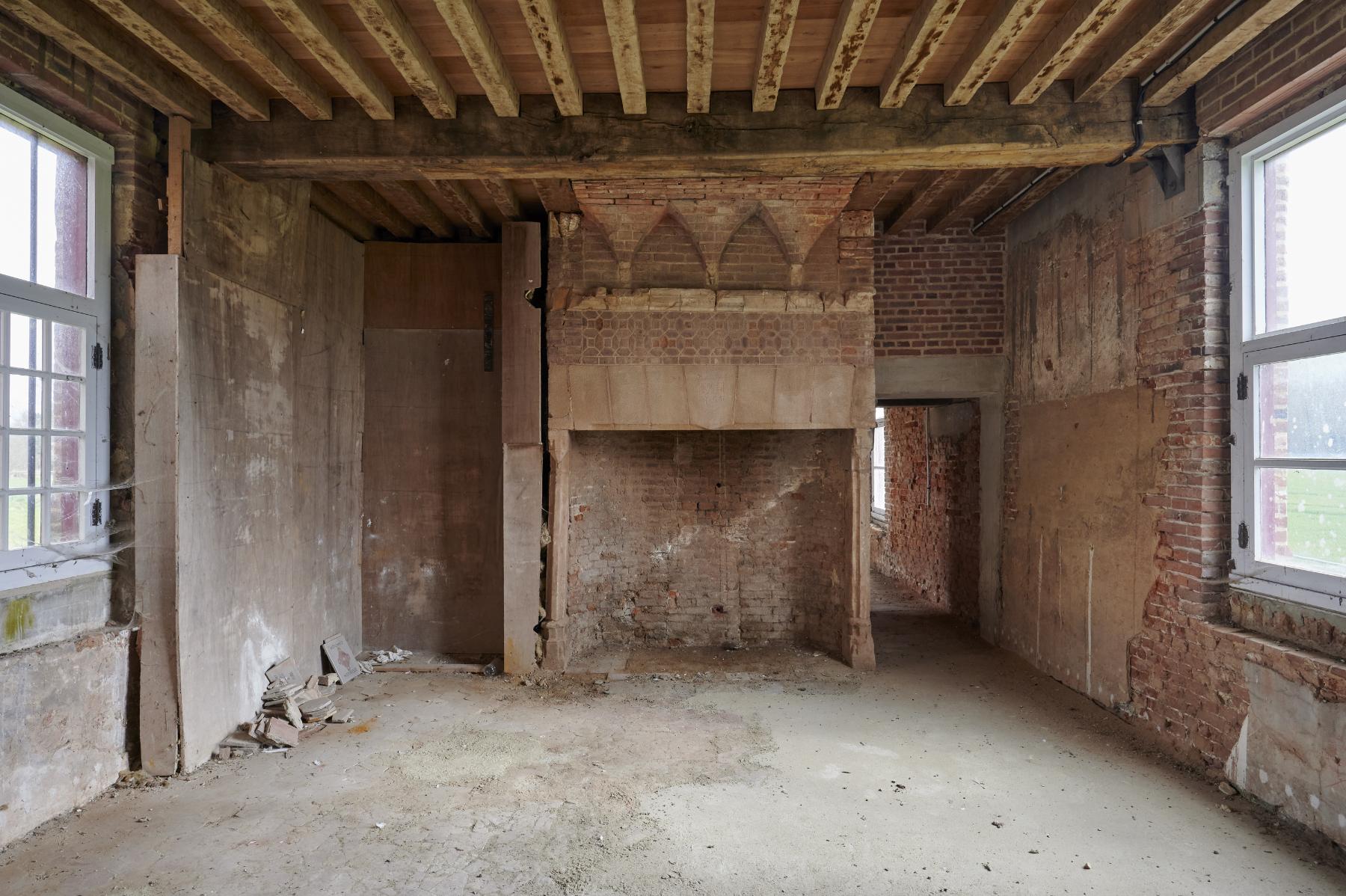Rez-de-chaussée. Logis du XVIIe siècle. Salle principale avec cheminée monumentale.