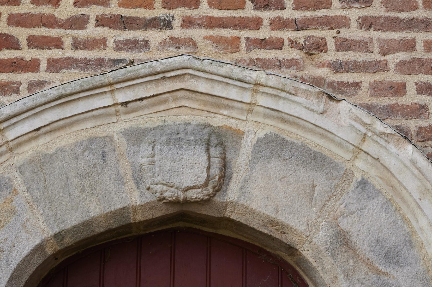Détail de la porte d'accès principale au logis du XVIIe siècle. Blason.