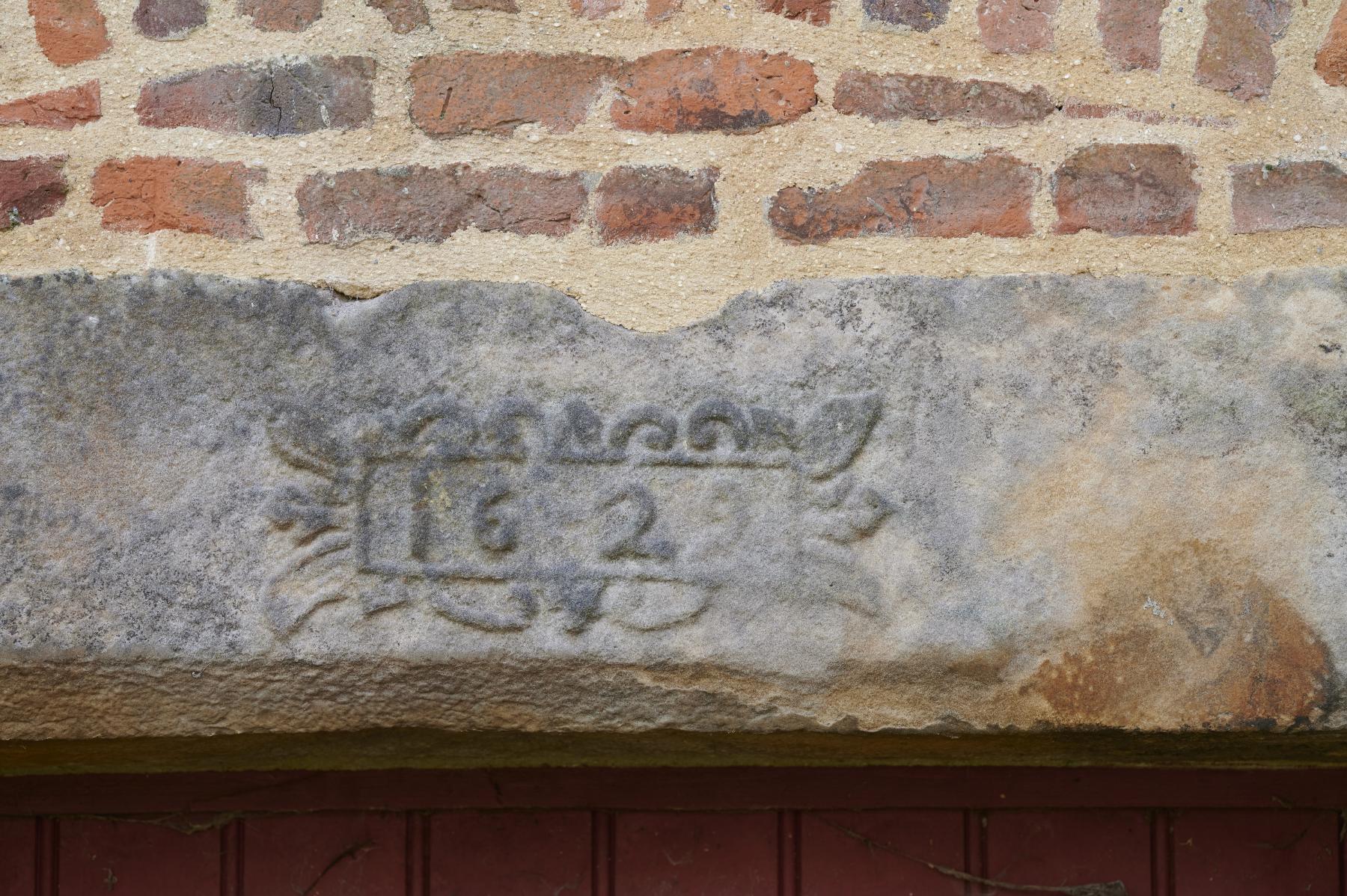Détail de la porte menant à la cave du logis du XVIIe siècle. Chronographe "1629".