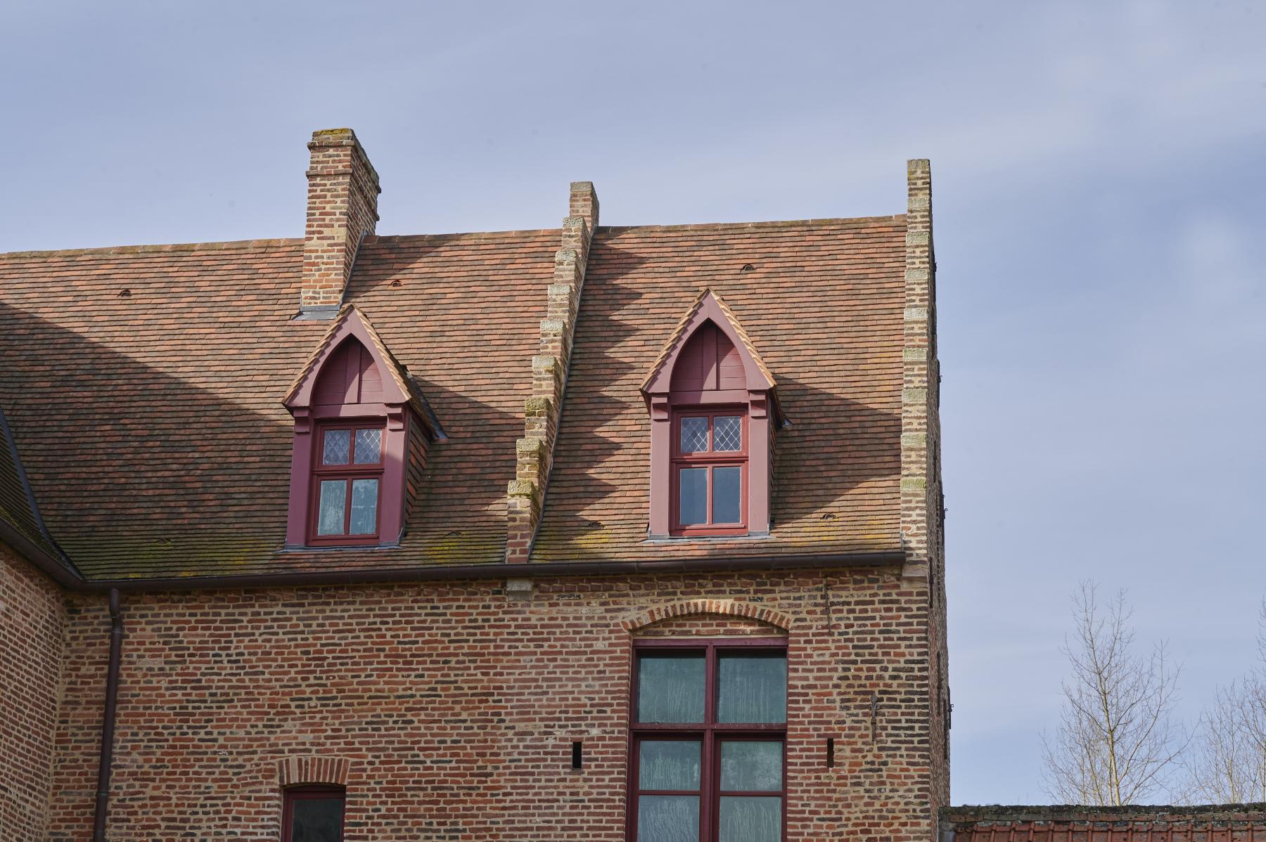 Détails de la toiture couvrant la tour porche et le logis du XVIe siècle.