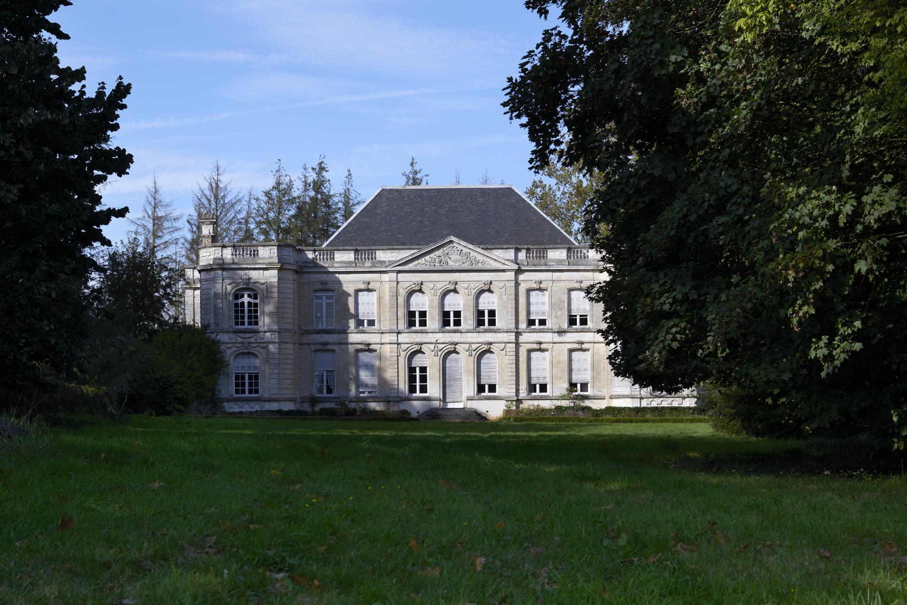 Vue générale de l'élévation côté parc prise depuis la rue d'Aire.