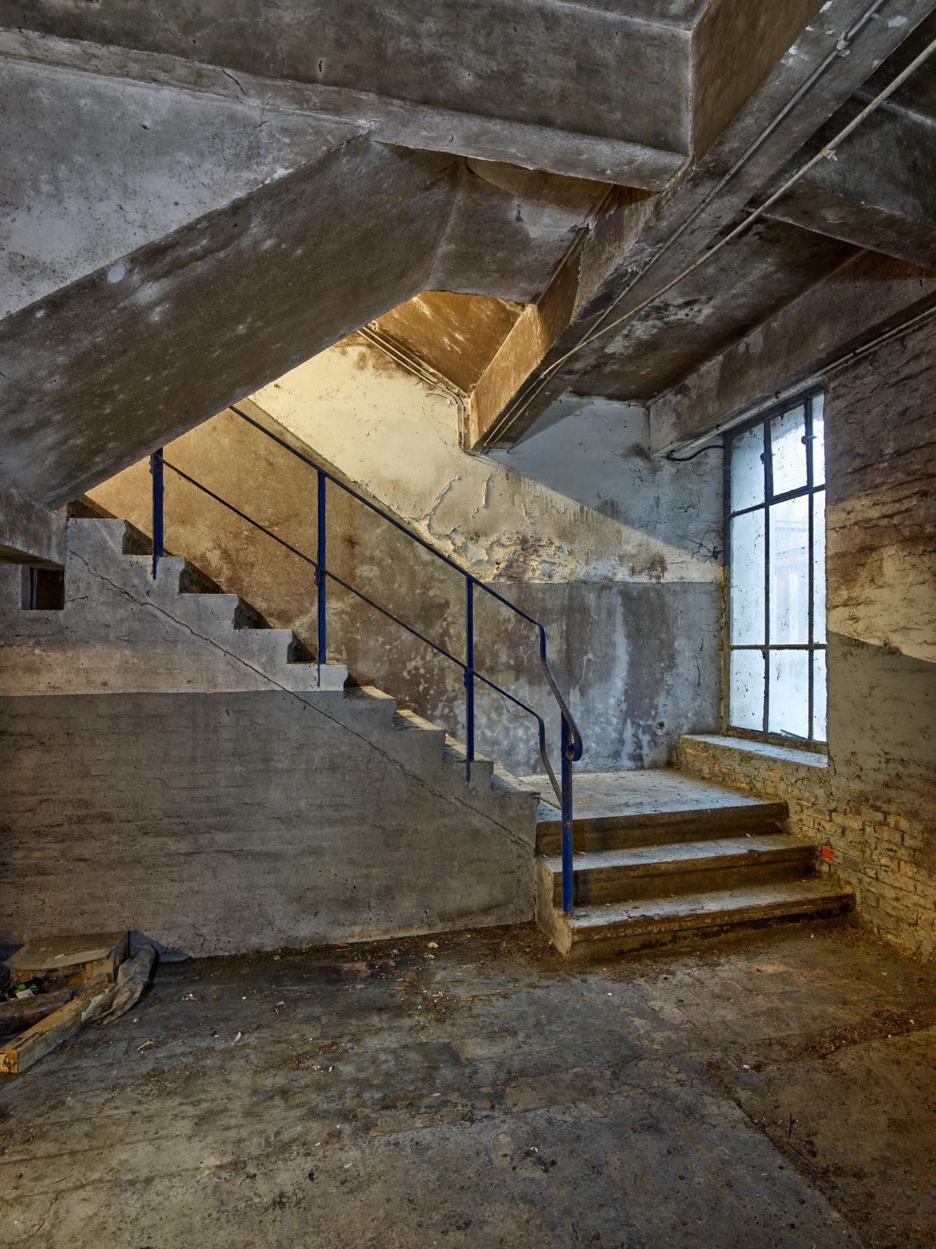 Bâtiment A, escalier en béton desservant les étages.