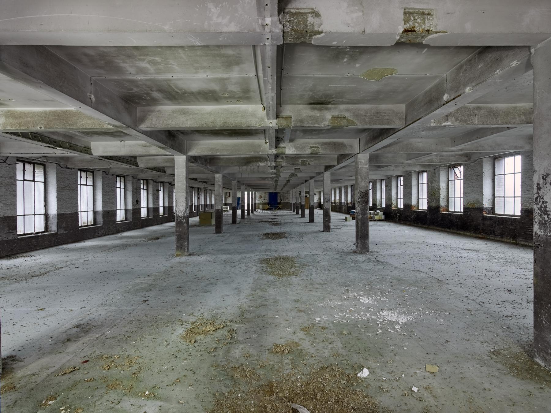 Vue intérieure longitudinale du premier étage en béton de l'atelier de fabrication (bâtiment A).