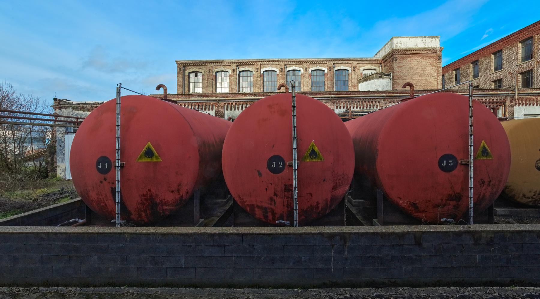 Vue d'ensemble des cuves horizontales situées à l'arrière du bâtiment K.