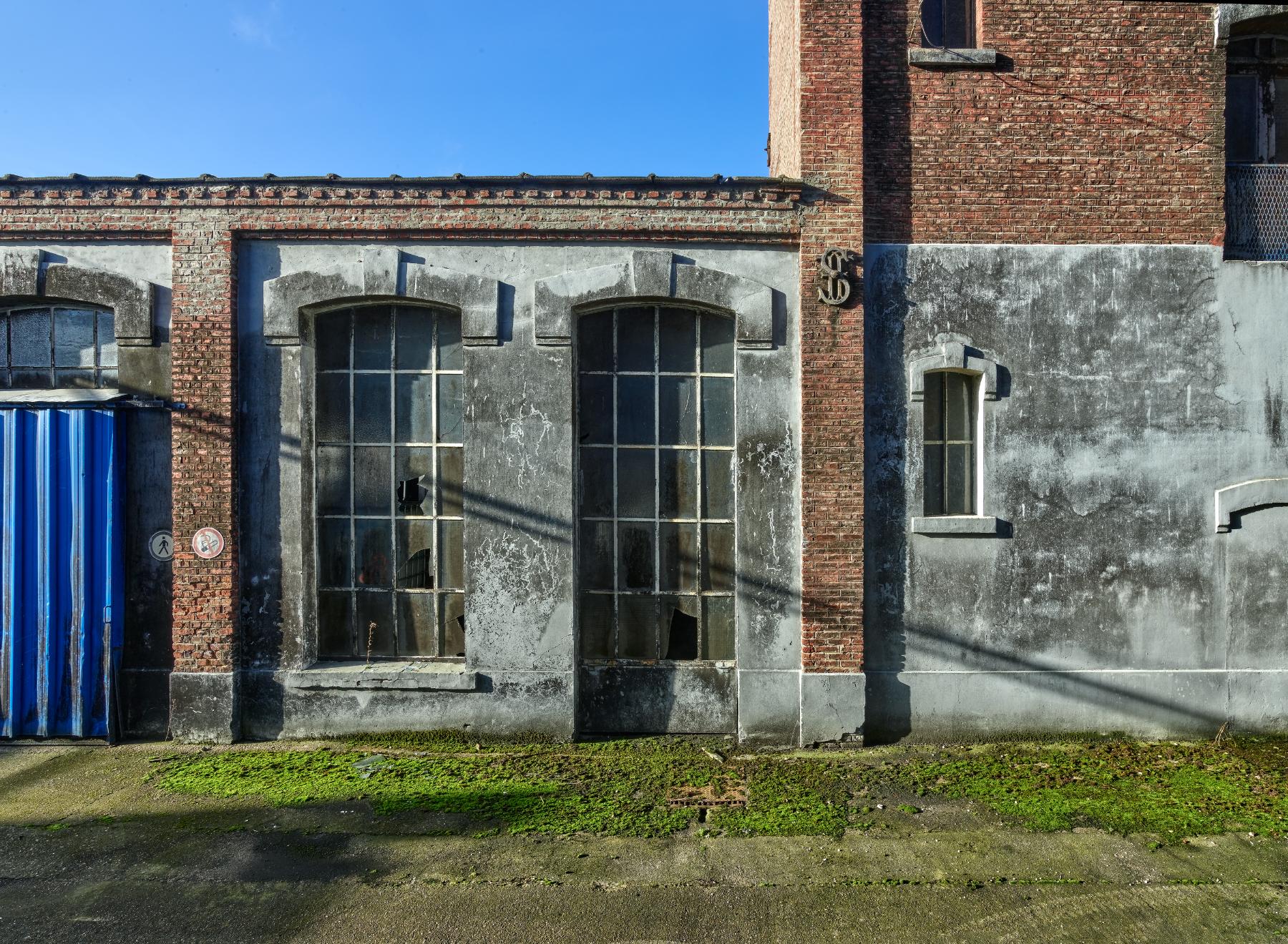 Ouvertures au rez-de-chaussée de la façade est de l'atelier de fabrication (bâtiment K). 