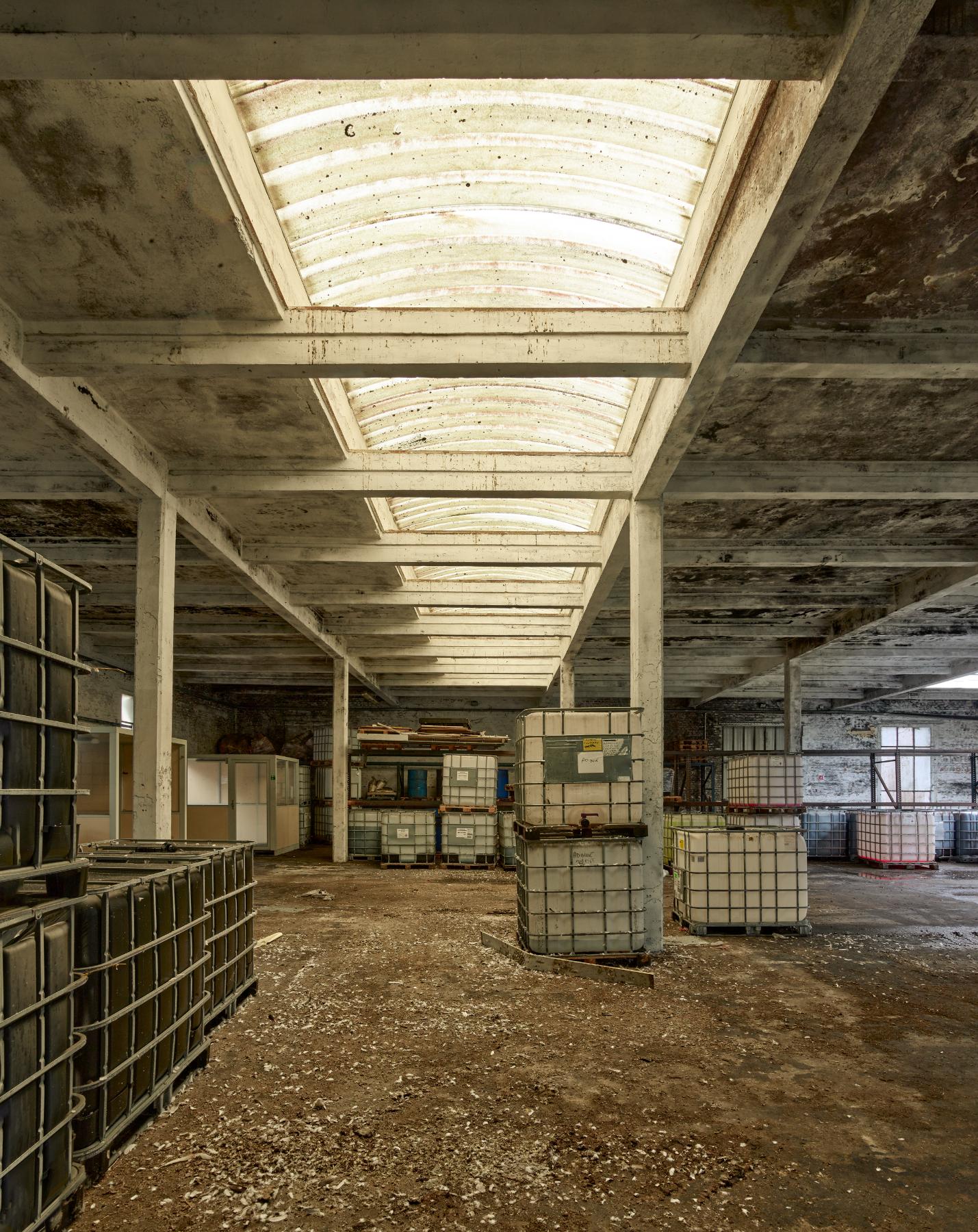 Vue intérieure des magasins en rez-de-chaussée atenant à l'ancien atelier de fabrication (bâtiment K).
