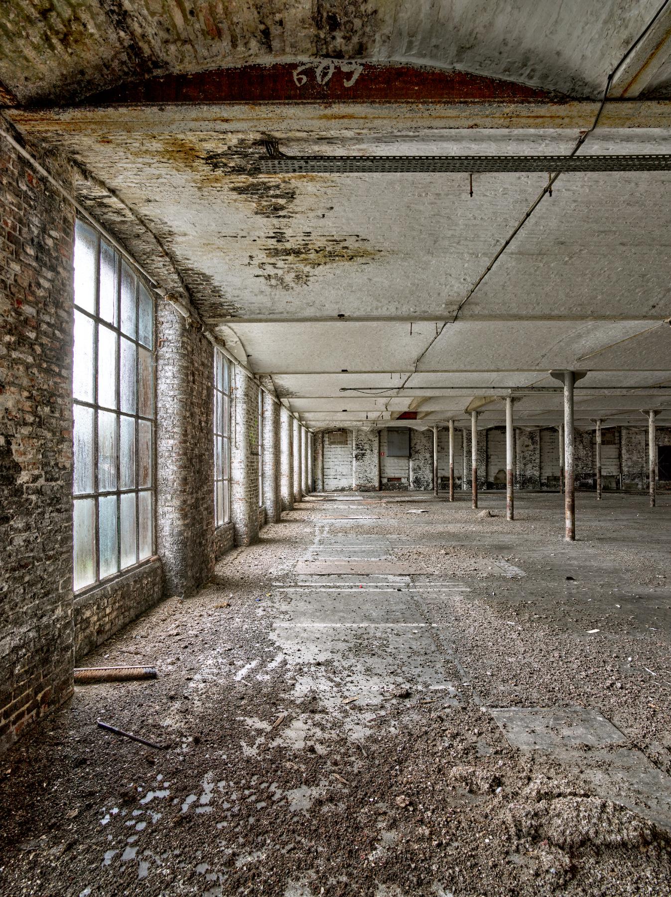 Intérieur du premier étage de l'atelier de fabrication, détail des baies du côté sud. 