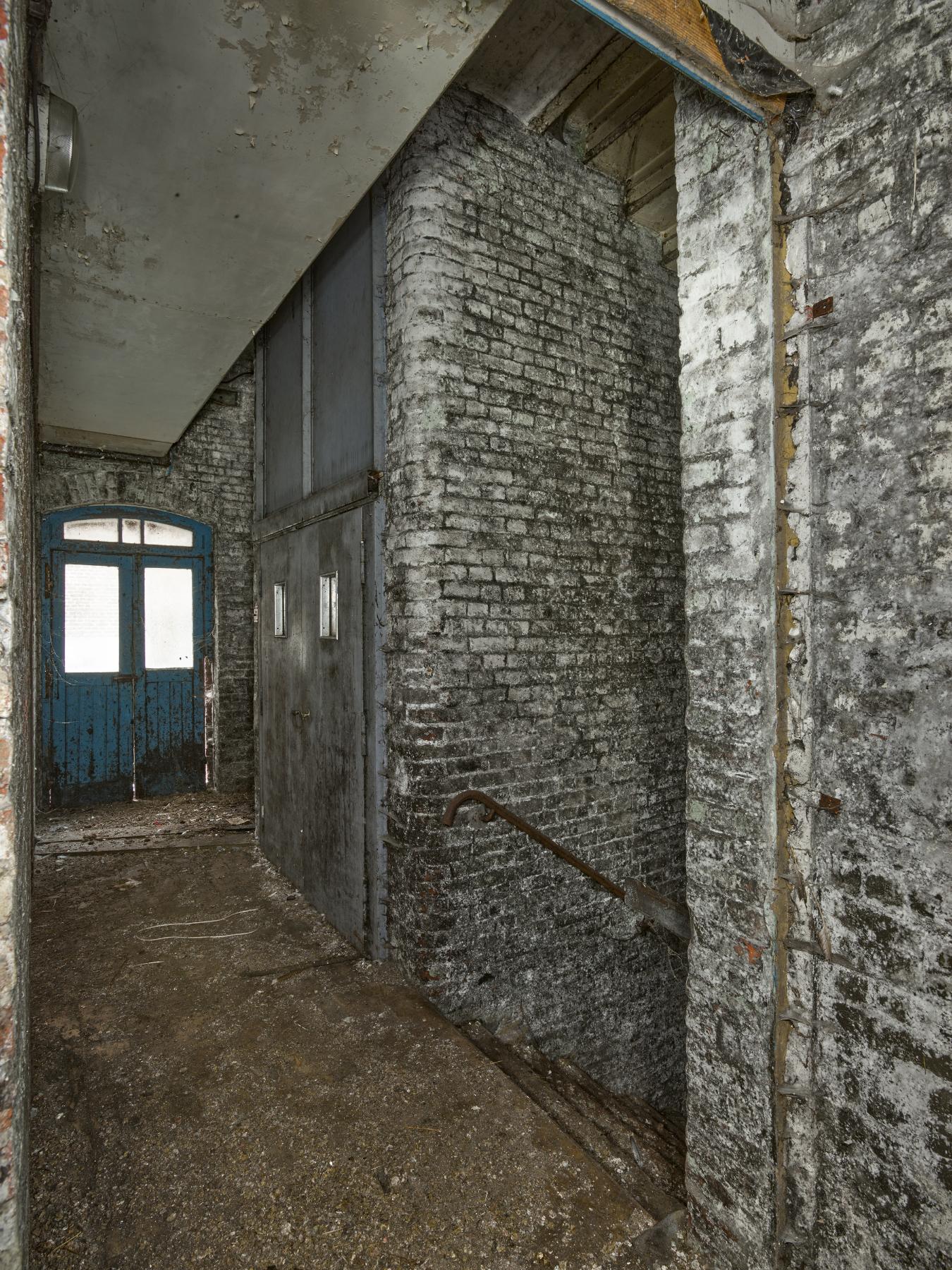 Escalier et monte-charge au deuxième étage de l'atelier de fabrication (bâtiment K).
