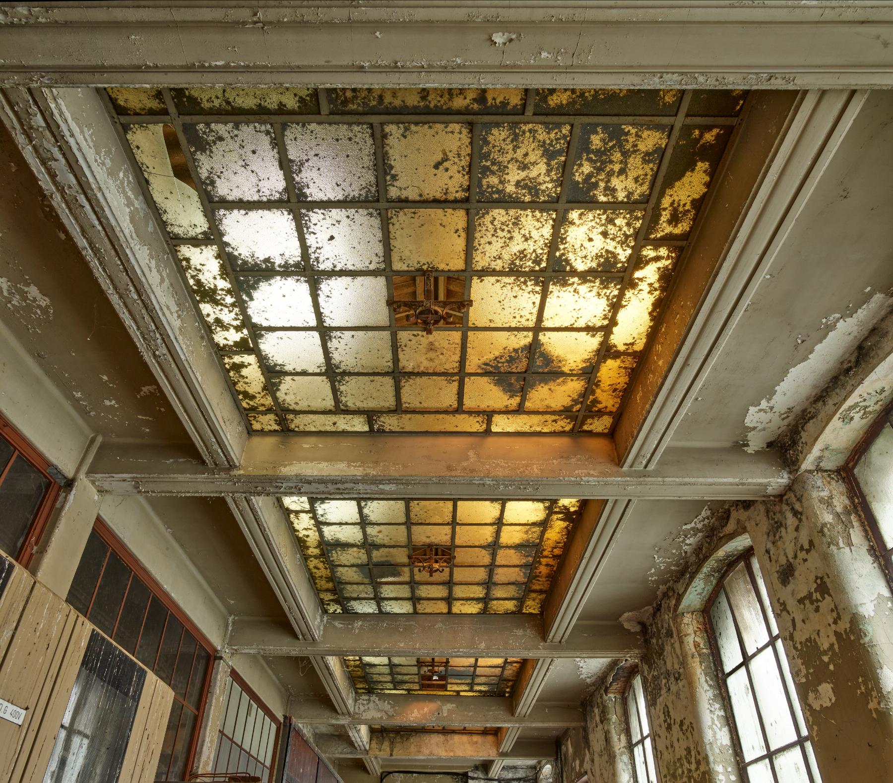 Salle des générateurs électriques, détail du plafond en béton et verre cathédrale.