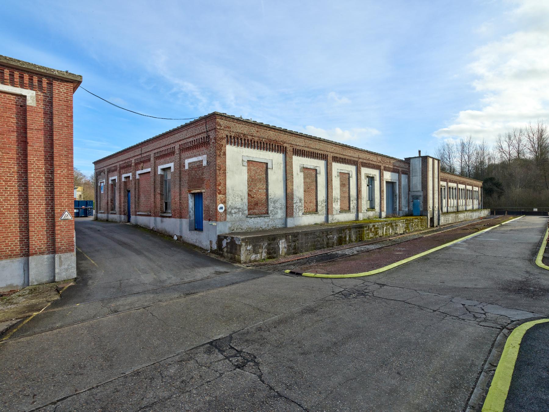 Magasins avec le quai de chargement et l'embranchement ferroviaire à l'avant, vue générale depuis le nord-ouest (bâtiment K).