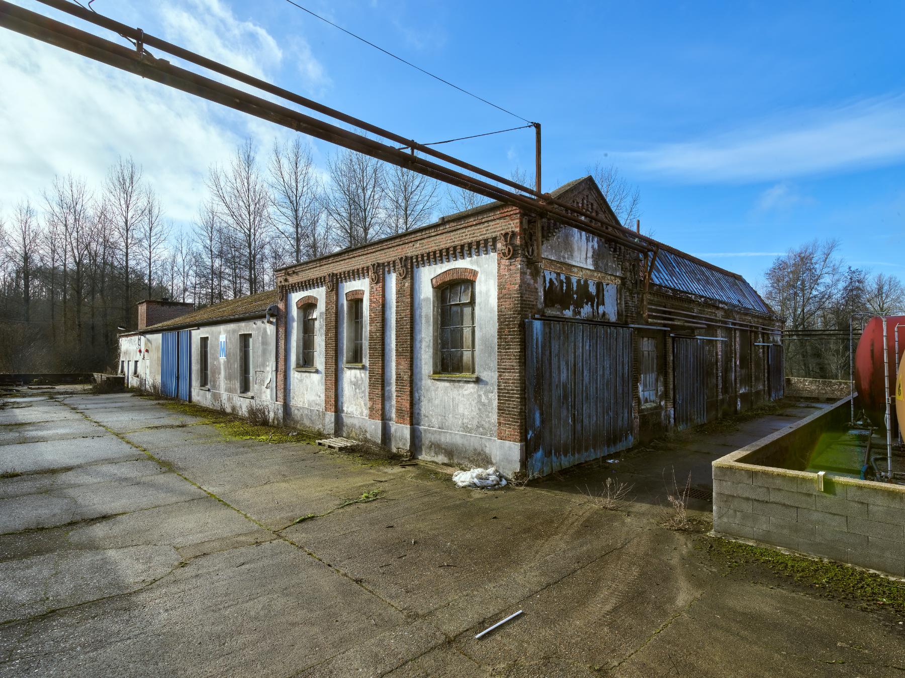 Vue générale nord-est d'un atelier (bâtiment M).