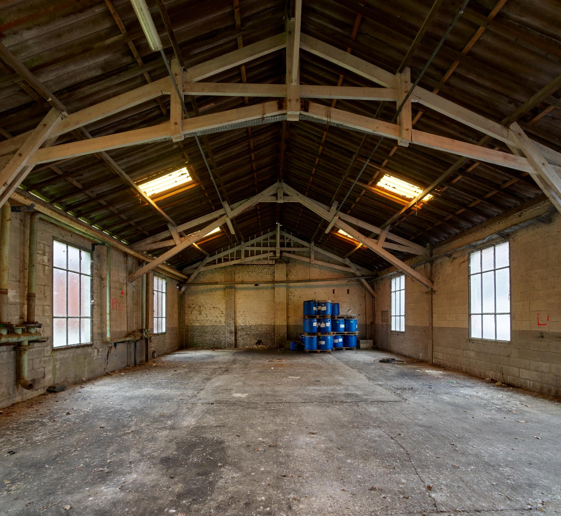 Intérieur de la partie sud d'un des ateliers à charpente apparente (bâtiment M).