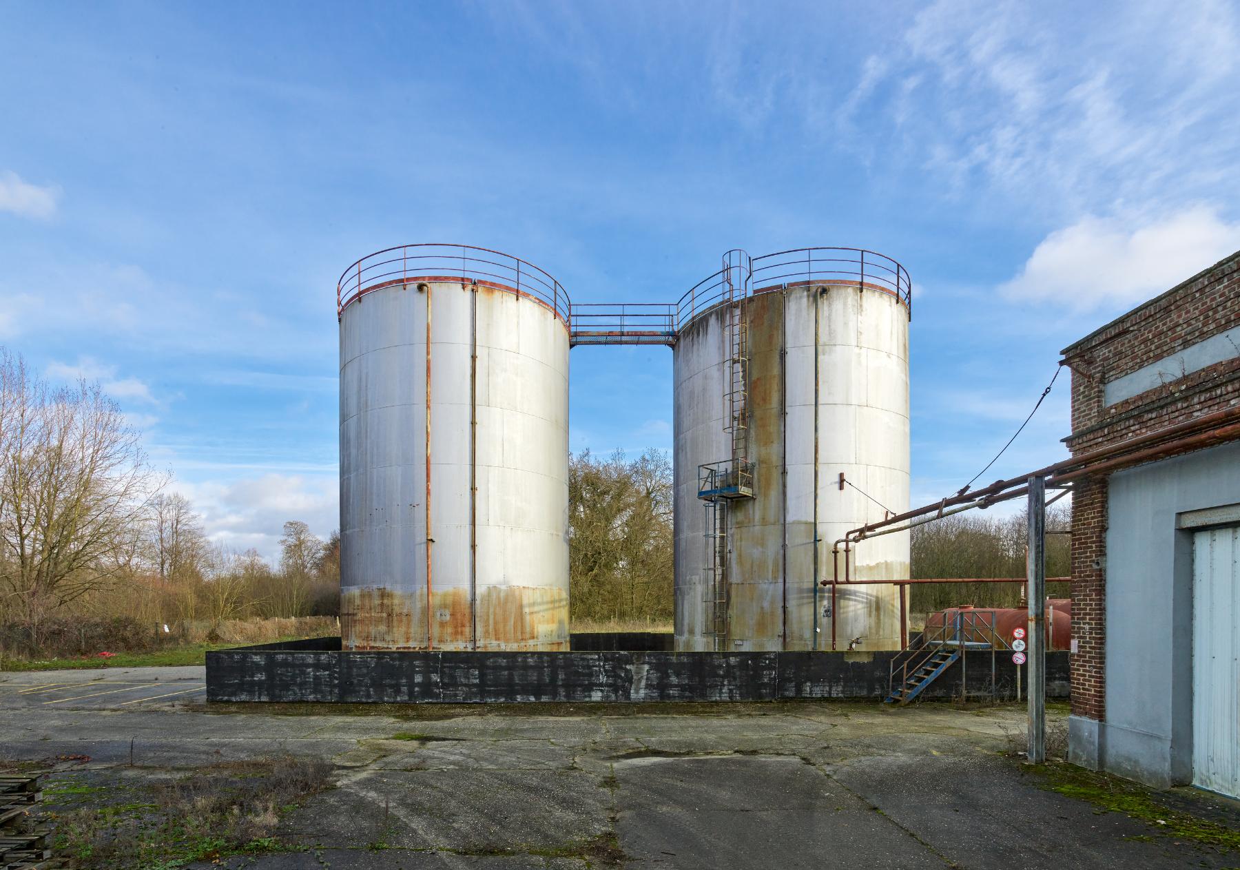 Cuves de stockage entre les bâtiments A et N.