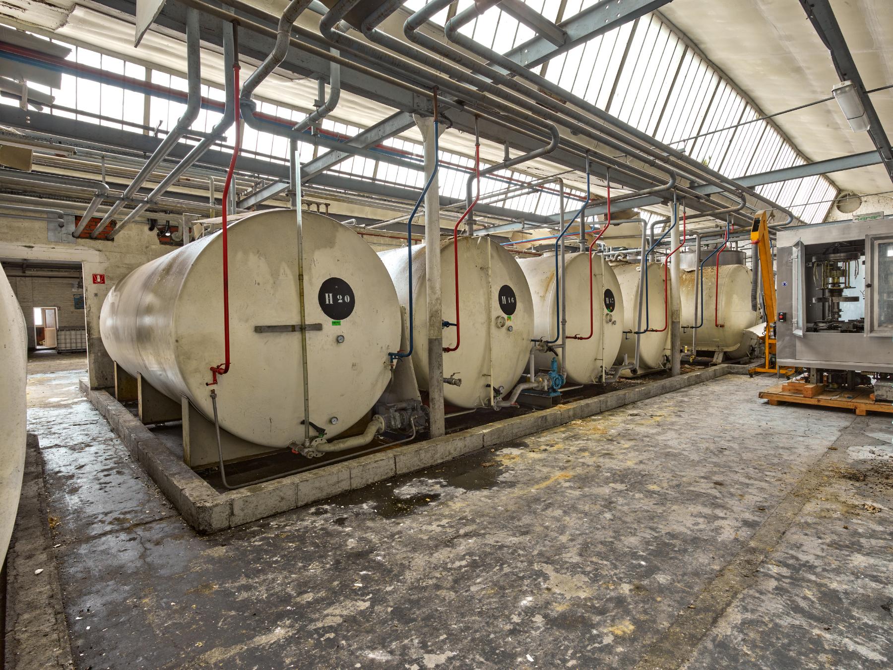 Intérieur de l'ancien laboratoire, vue des cuves de stockage liquide (bâtiment N).