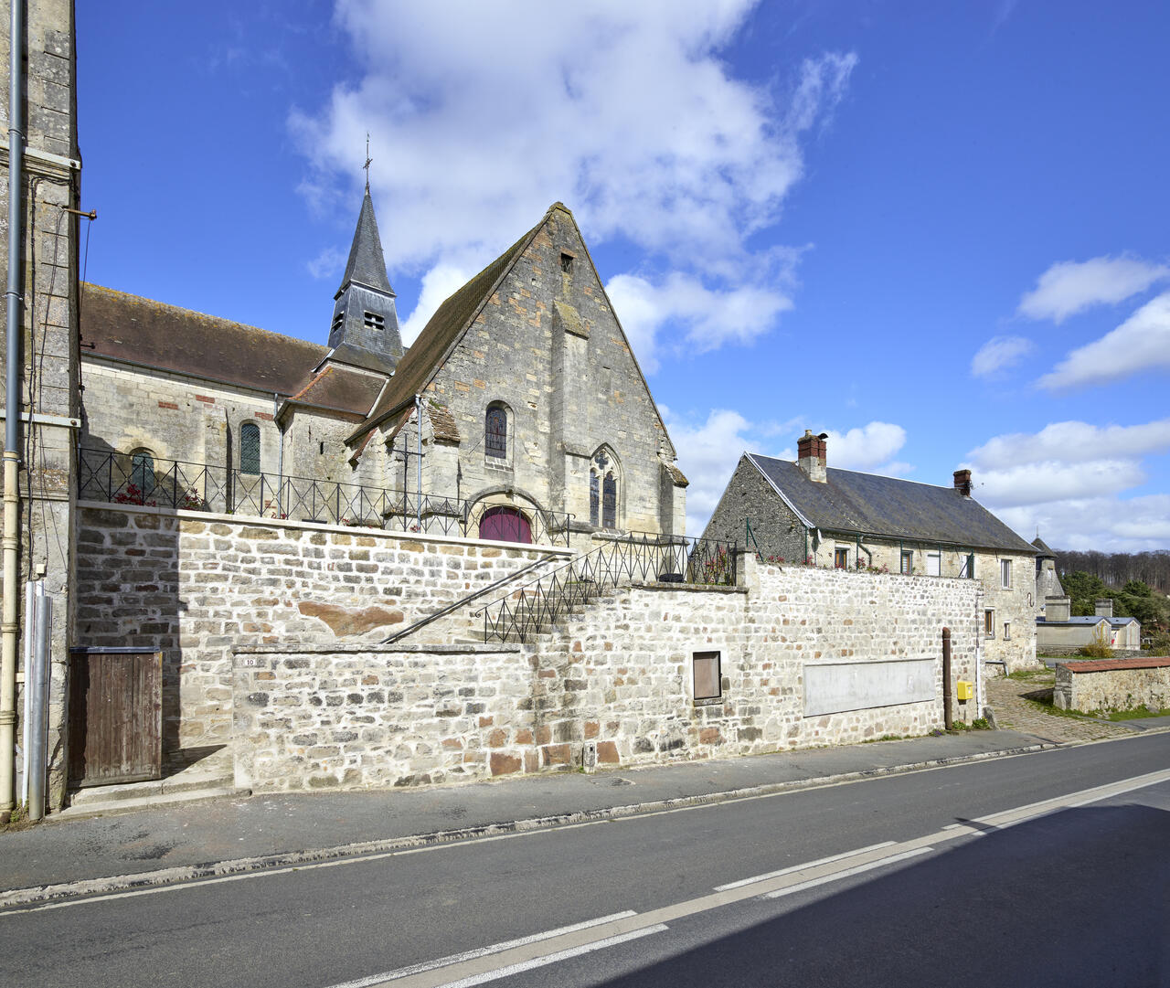 Vue générale depuis la rue au sud.