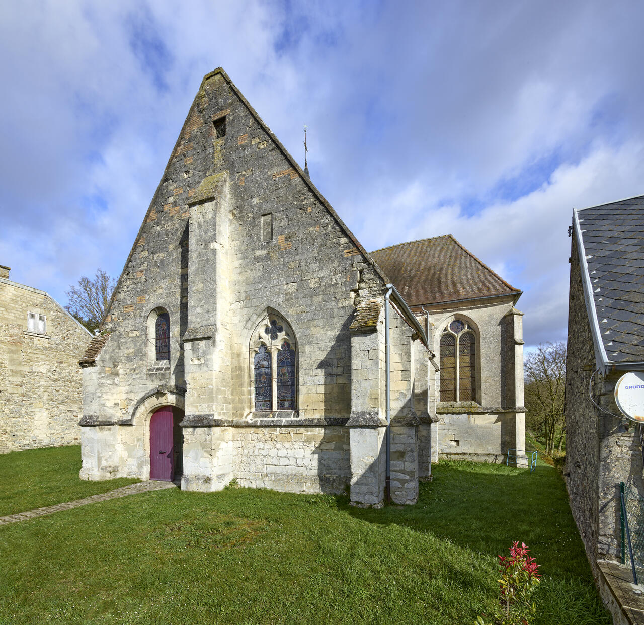 Vue de l'entrée par le transept et de la travée du chœur. 