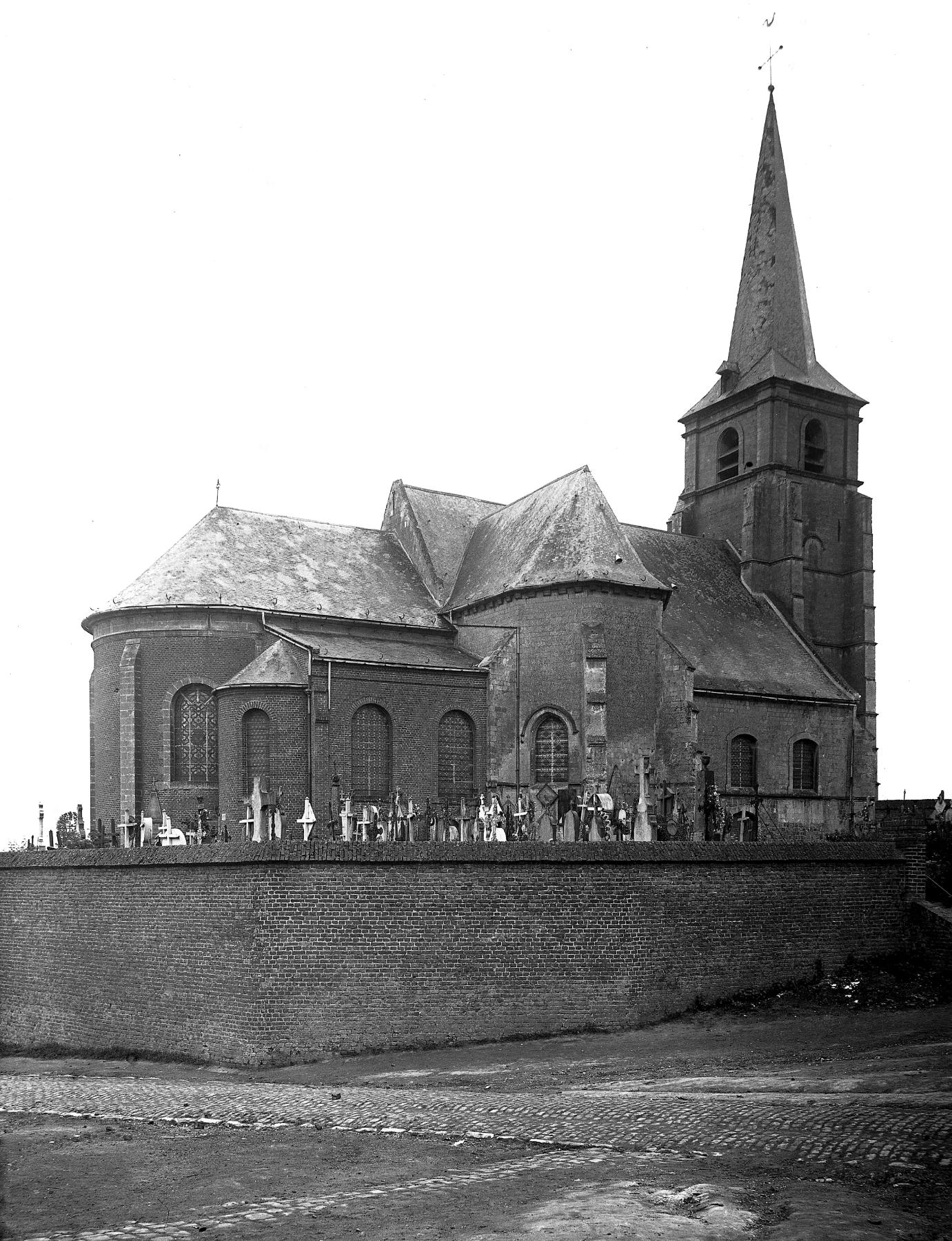 Façade nord et cimetière, vue orientée est-ouest. Photographie d'Augustin Boutique, avant 1914. (Musée de la Chartreuse, Douai, Photothèque Augustin Boutique-Grard ; PH 750).