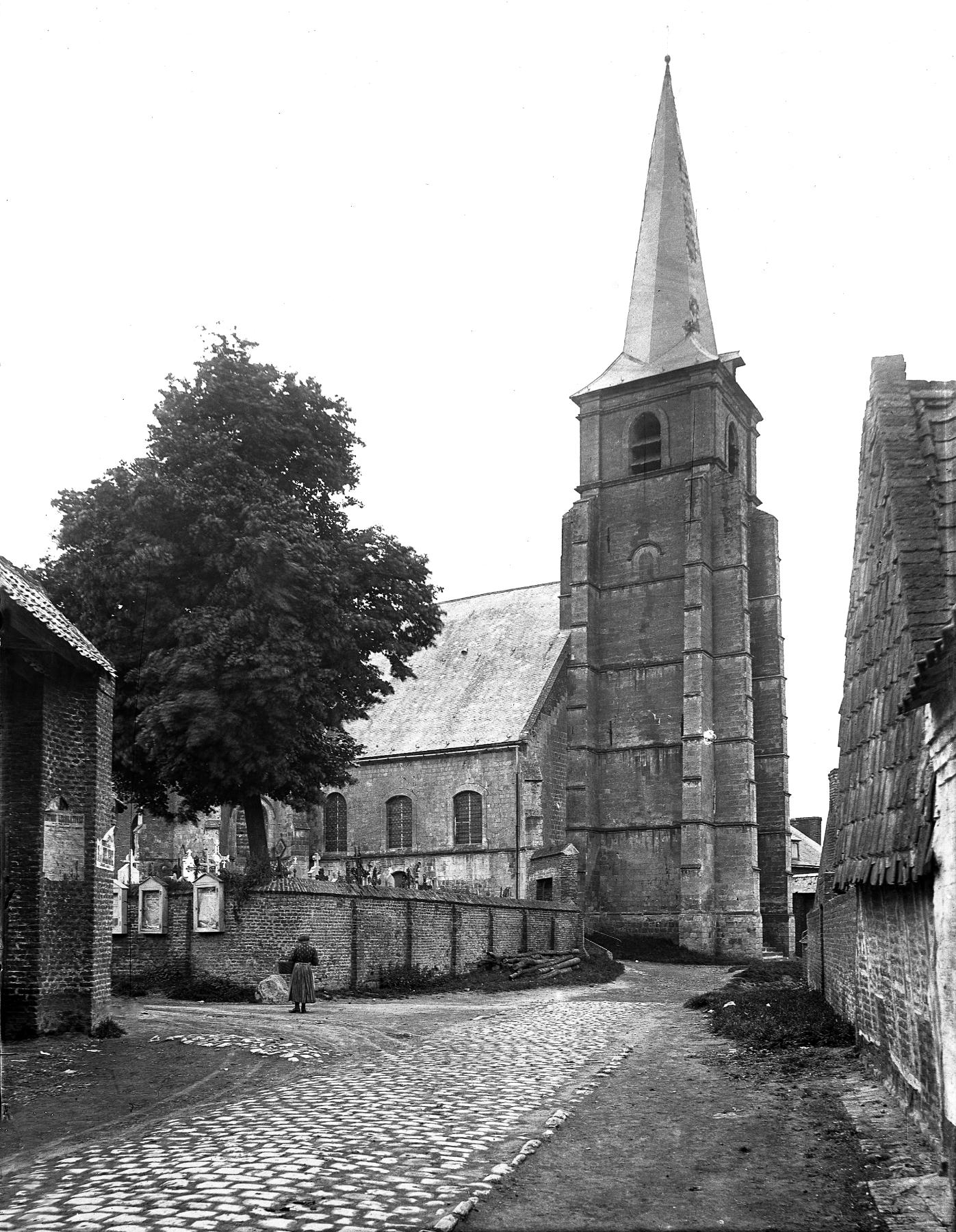 Clocher-porche et mur nord, vue orientée nord-sud. Photographie d'Augustin Boutique, avant 1914. (Musée de la Chartreuse, Douai, Photothèque Augustin Boutique-Grard ; PH 751).