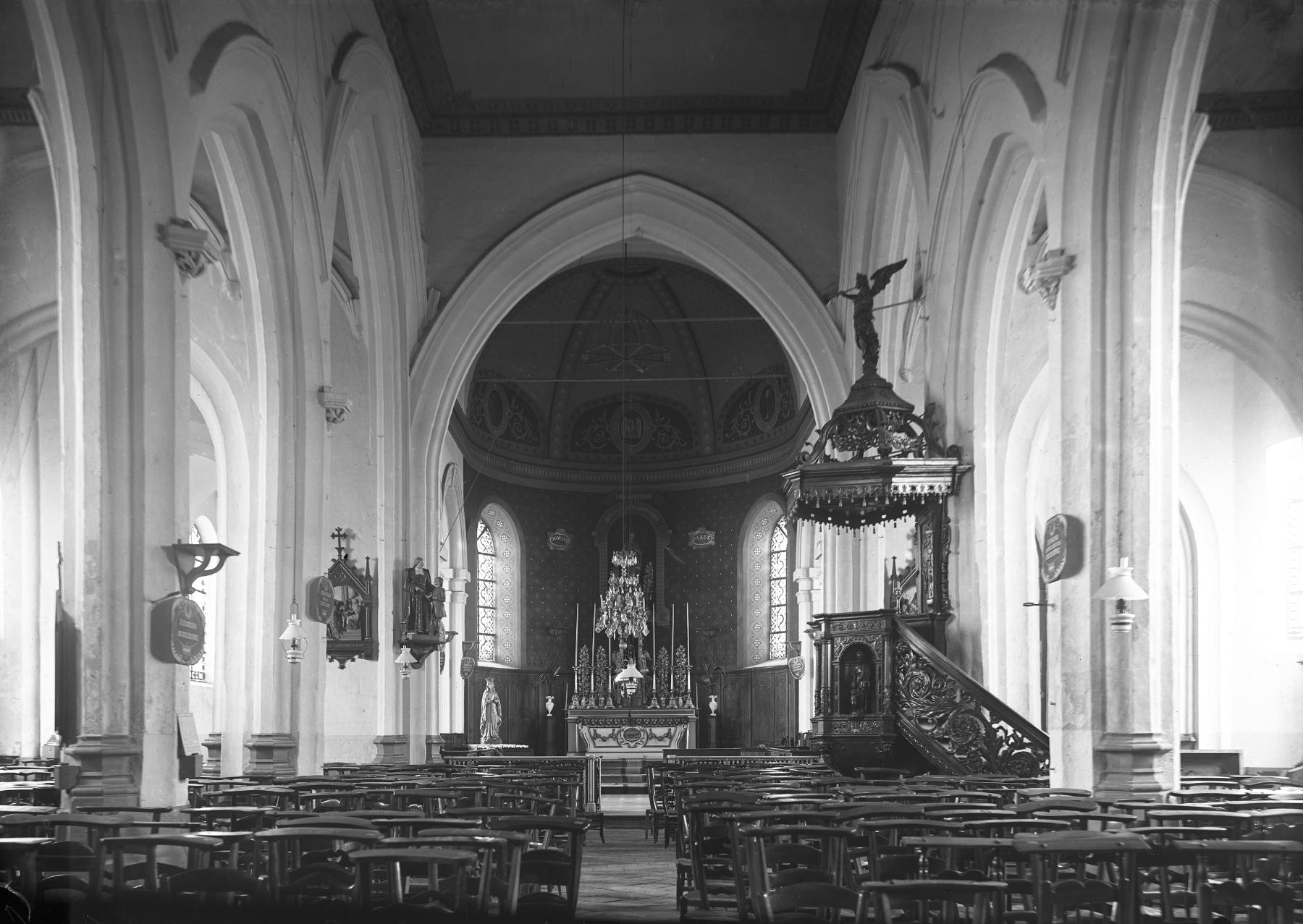 Vue générale de la nef vers le chœur. Photographie d'Augustin Boutique, avant 1914. (Musée de la Chartreuse, Douai, Photothèque Augustin Boutique-Grard ; PH 752).