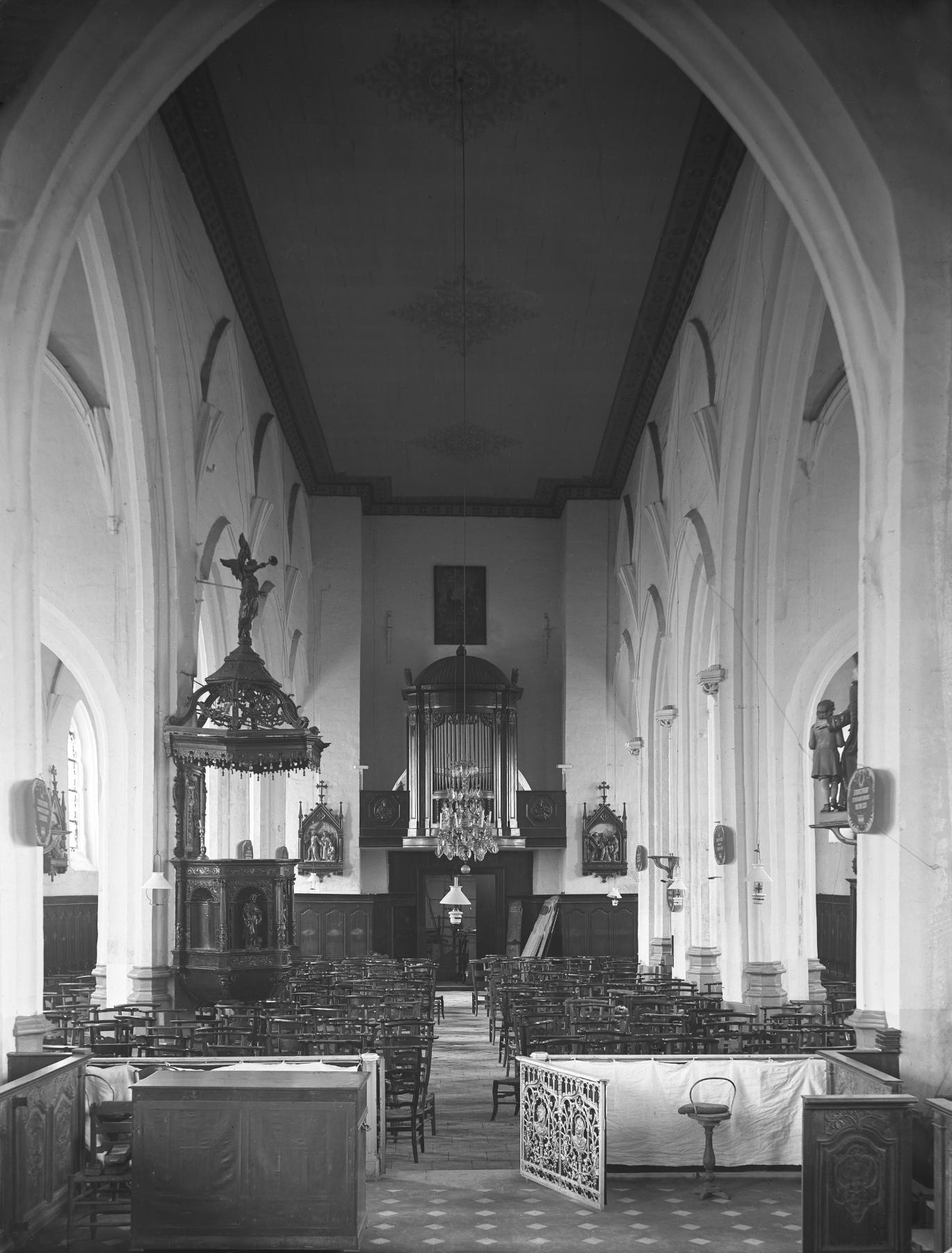 Vue générale de la nef vers la tribune de l'orgue. Photographie d'Augustin Boutique, avant 1914. (Musée de la Chartreuse, Douai, Photothèque Augustin Boutique-Grard ; PH 753).