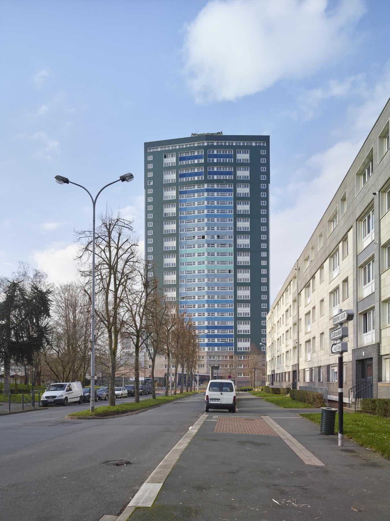 La façade Est, depuis la rue Vincent-Auriol.