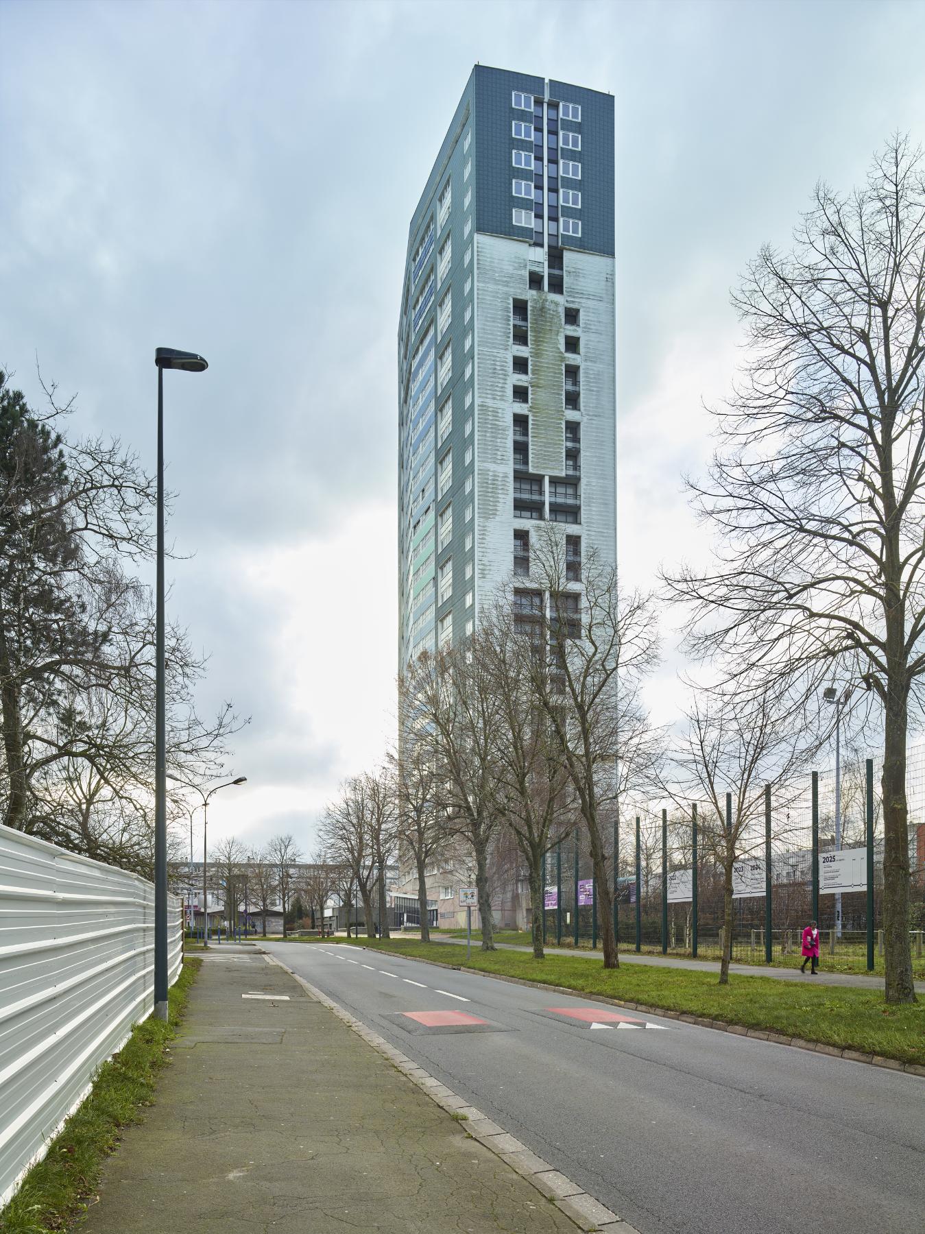 La façade nord et l'angle nord-est, depuis la rue de la Paix.