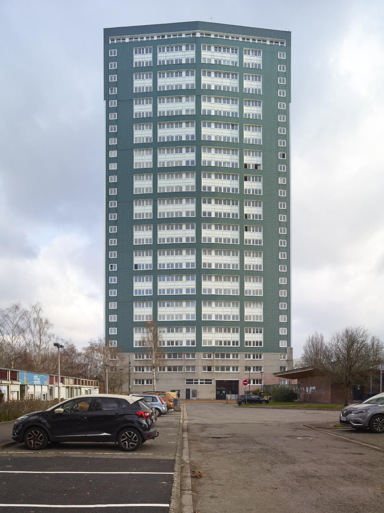 La façade ouest, depuis la place du Général-De-Gaulle.
