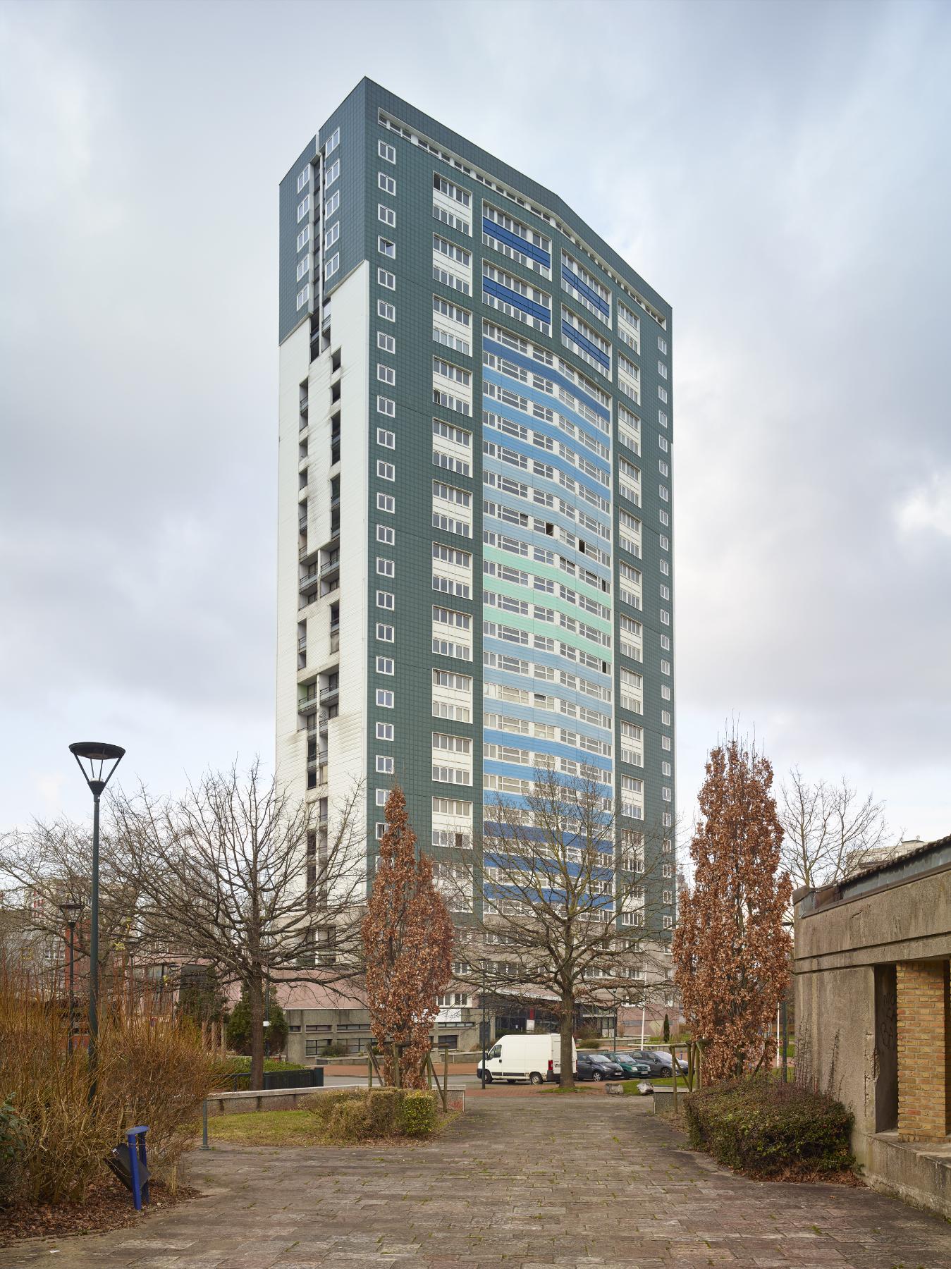 L'angle sud-est depuis le parvis de l'église de la Sainte-Trinité.