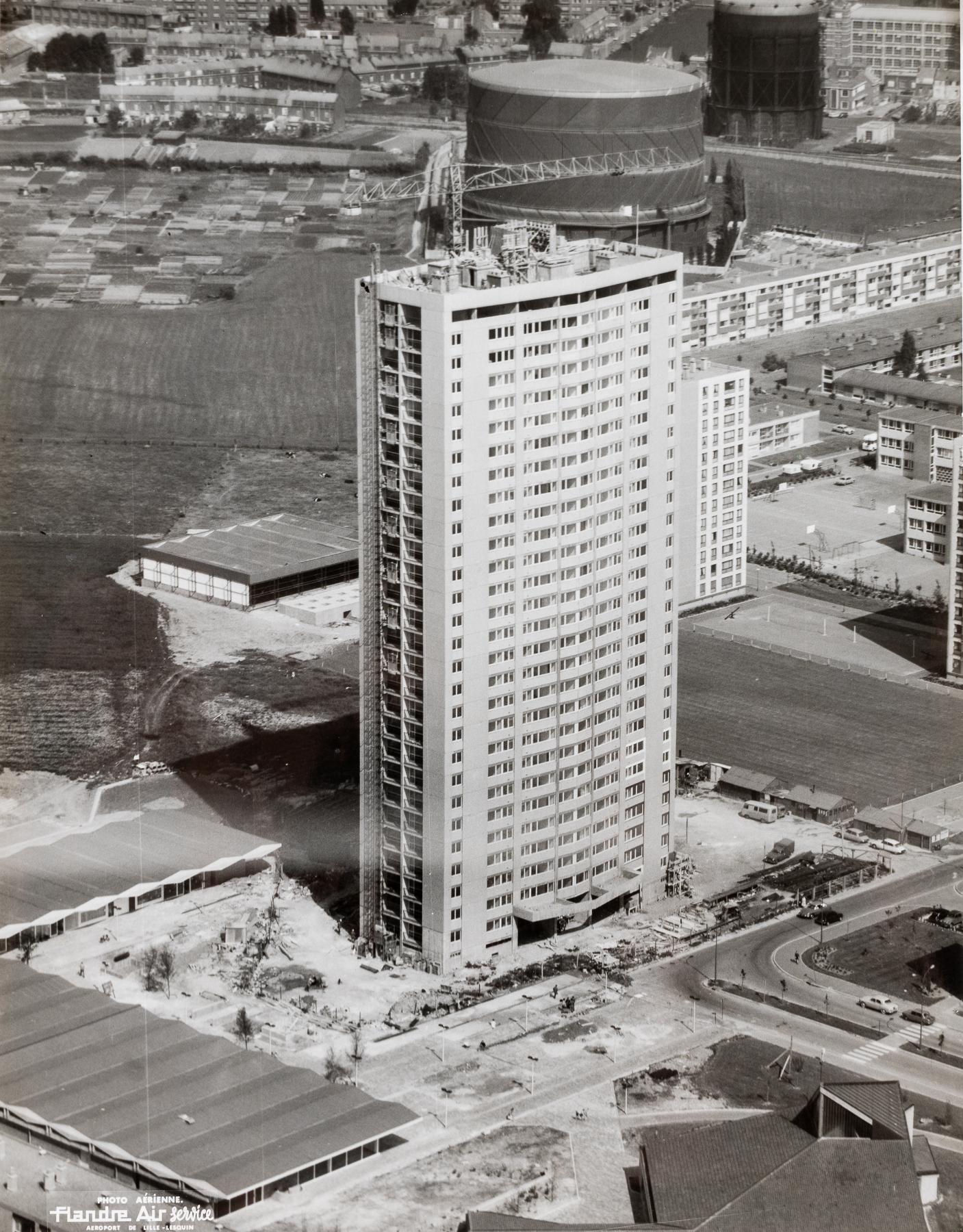 Vue aérienne de la tour Kennedy, depuis le sud-est, pendant sa construction, le 10 juin 1969 (AC Loos-les-Lille ; non coté).