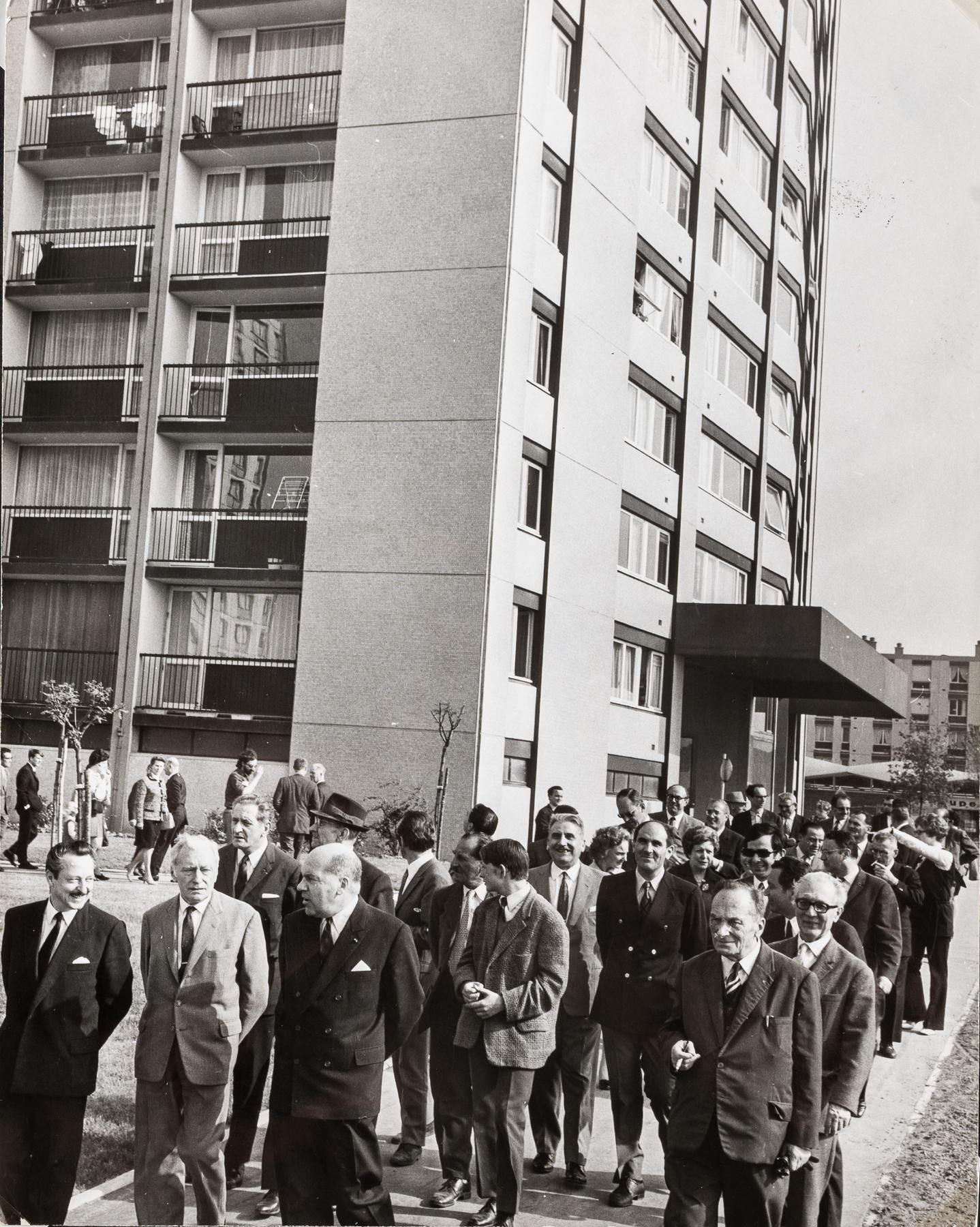 Détail de l'angle nord-ouest de la tour Kennedy, lors de l'inauguration du grand ensemble des Oliveaux le 28 mai 1970 (AC Loos-les-Lille ; non coté).
