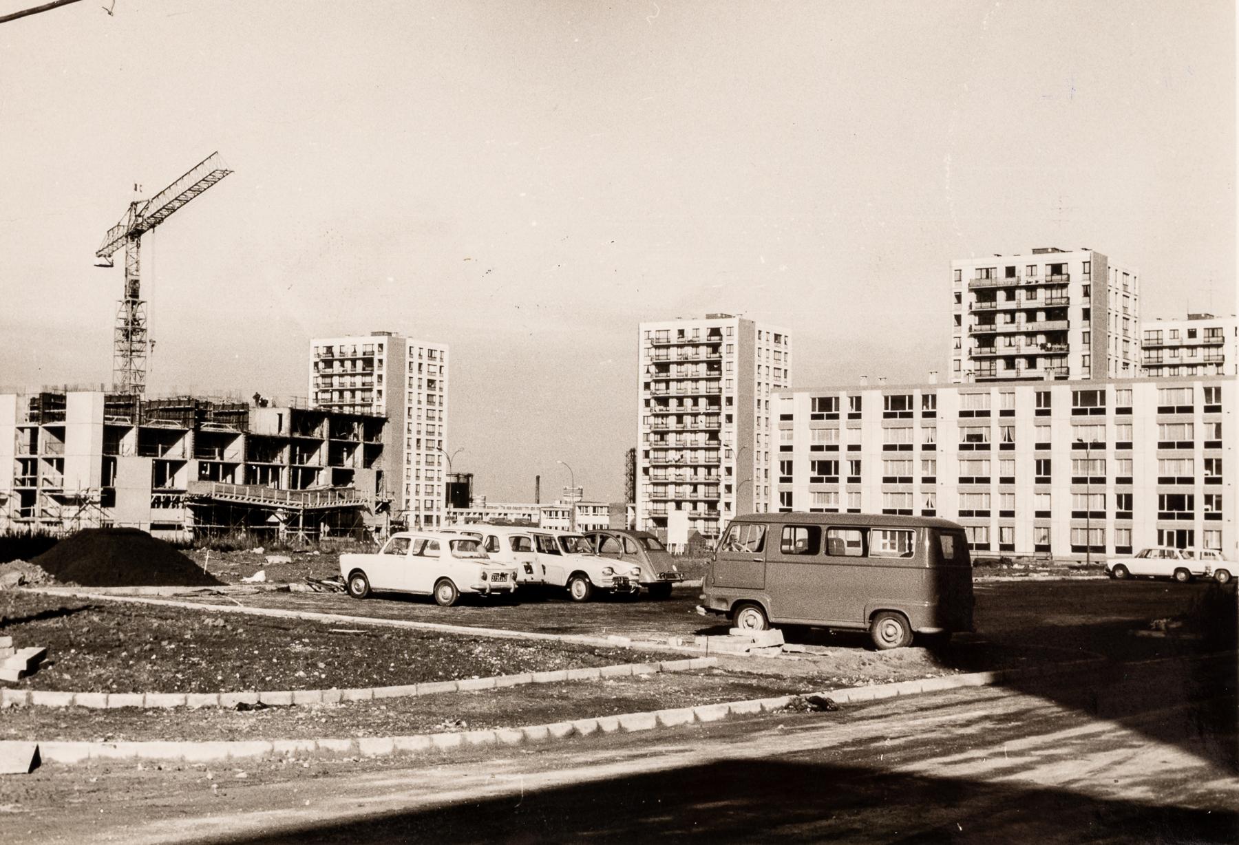 La tour Kennedy en construction : la façade Est et le porche d'entrée (à gauche). Au fond et à droite les immeubles des rues de la Paix et Vincent-Auriol sont déjà achevés (AC Loos-les-Lille ; 1 Fi 847).