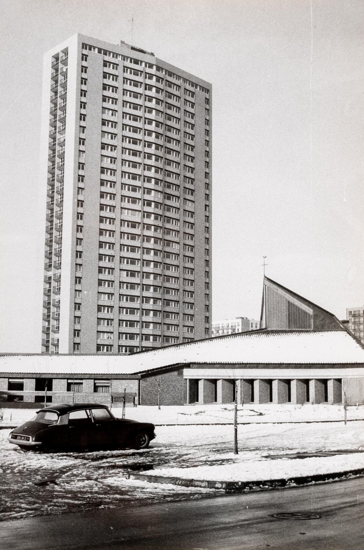 La tour Kennedy, façade Est, peu après son édification, vue depuis la rue Albert-Châtelet. Au premier plan l'église catholique de la Sainte-Trinité (AC Loos-les-Lille ; 1 Fi 849).