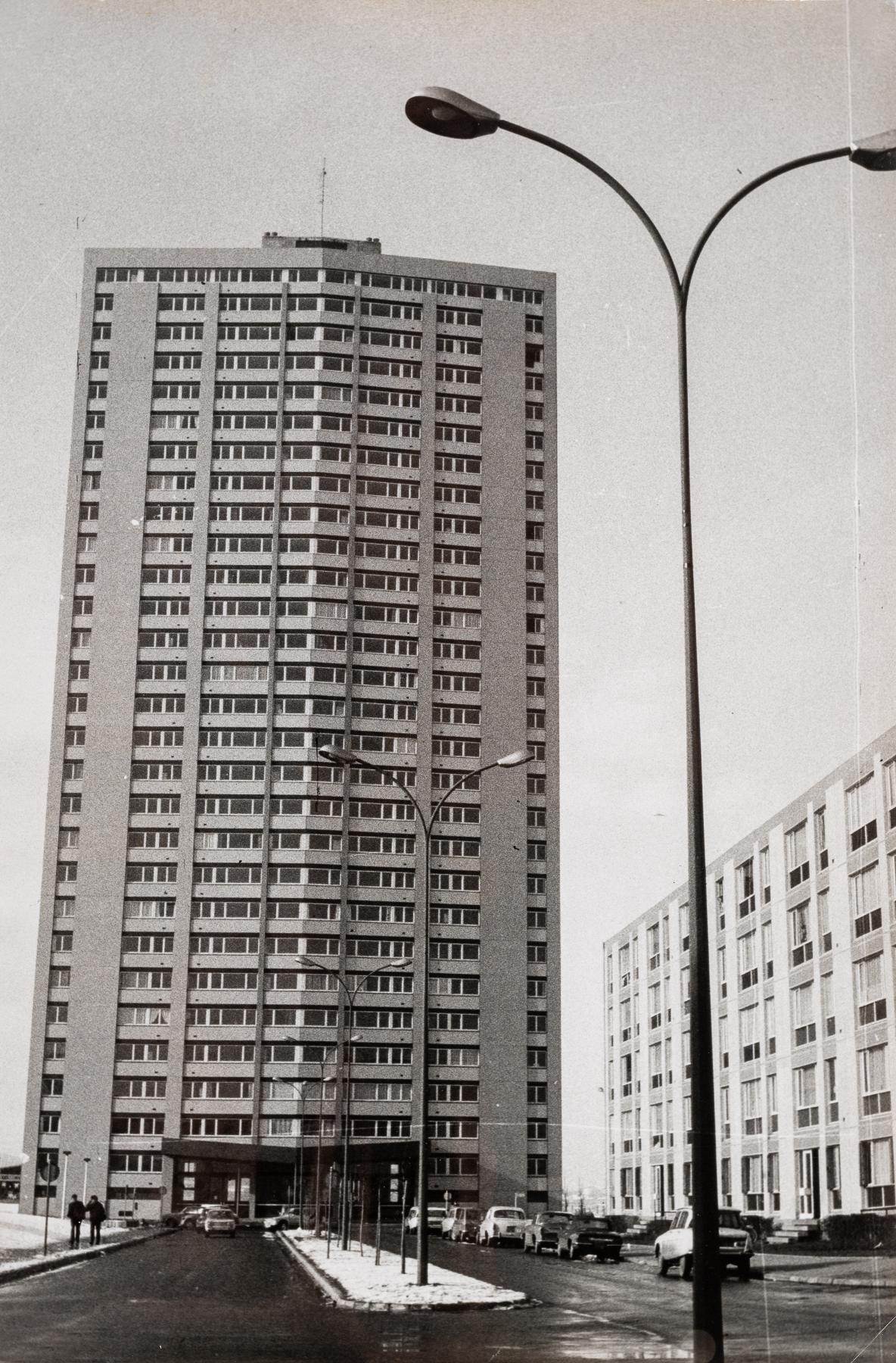 La tour Kennedy, façade ouest, peu après son édification, vue depuis la place du Général-De-Gaulle (AC Loos-les-Lille ; 1 Fi 850).