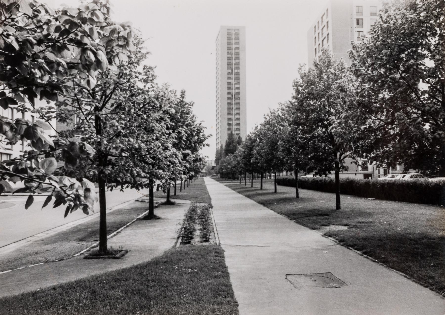 La façade nord de la tour Kennedy depuis la rue de la Paix, fin des années 1970 (AC Loos-les-Lille ; 1 Fi 850).