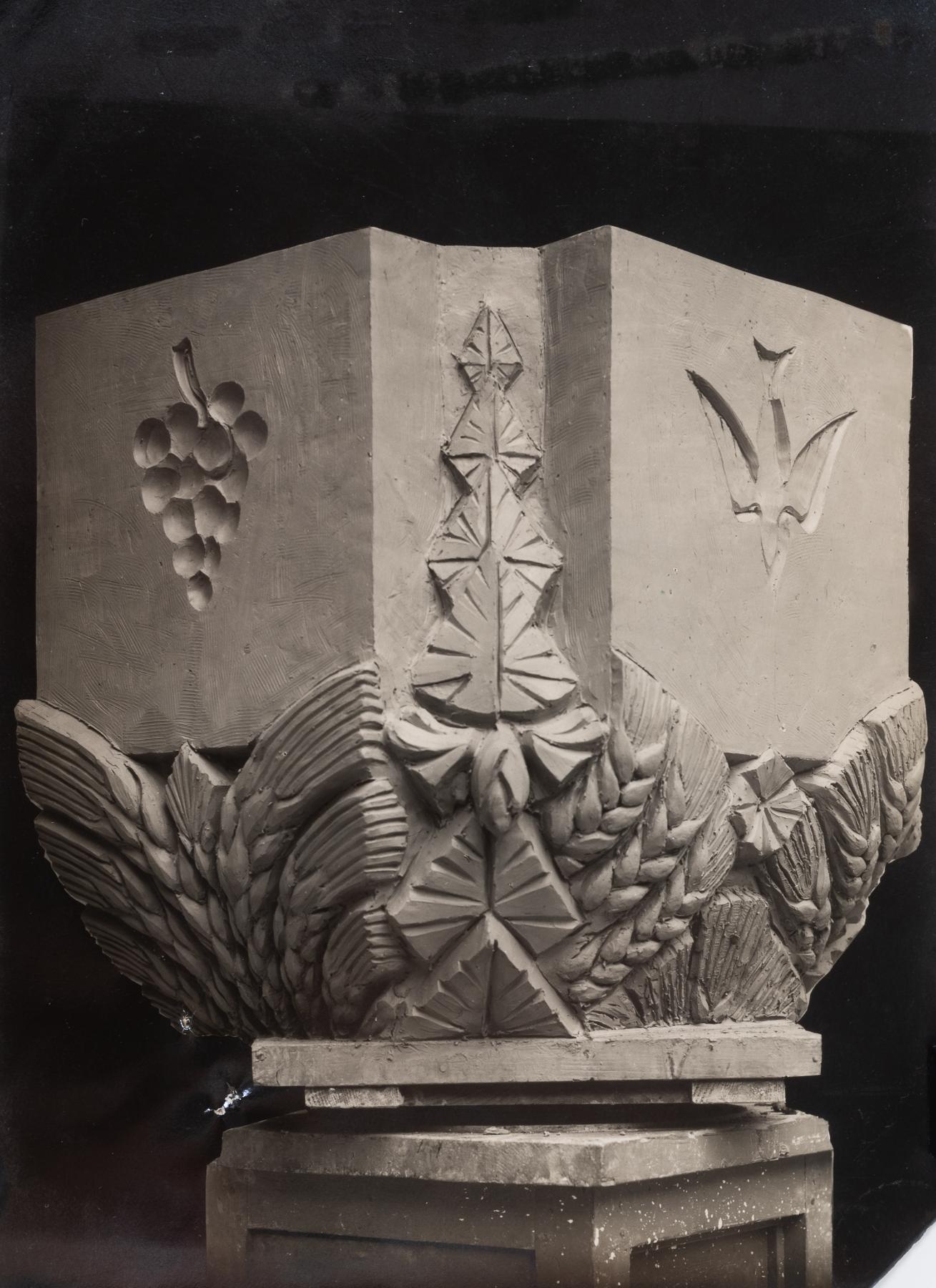 Maquette d'un des chapiteaux réalisés par Marcel Bouraine. Photographie (AD Nord ; 3 Z 58).