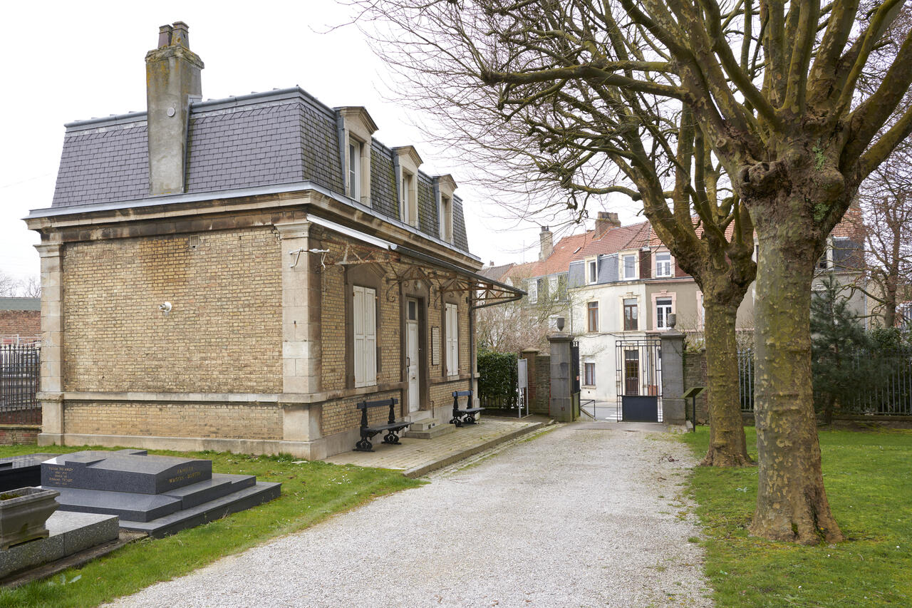 Vue vers l'entrée du cimetière rue Framery. 