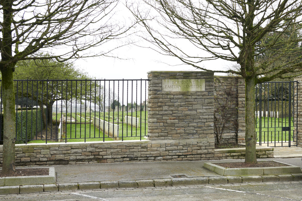 Vue de la clôture du cimetière depuis la rue de Dringhen. 