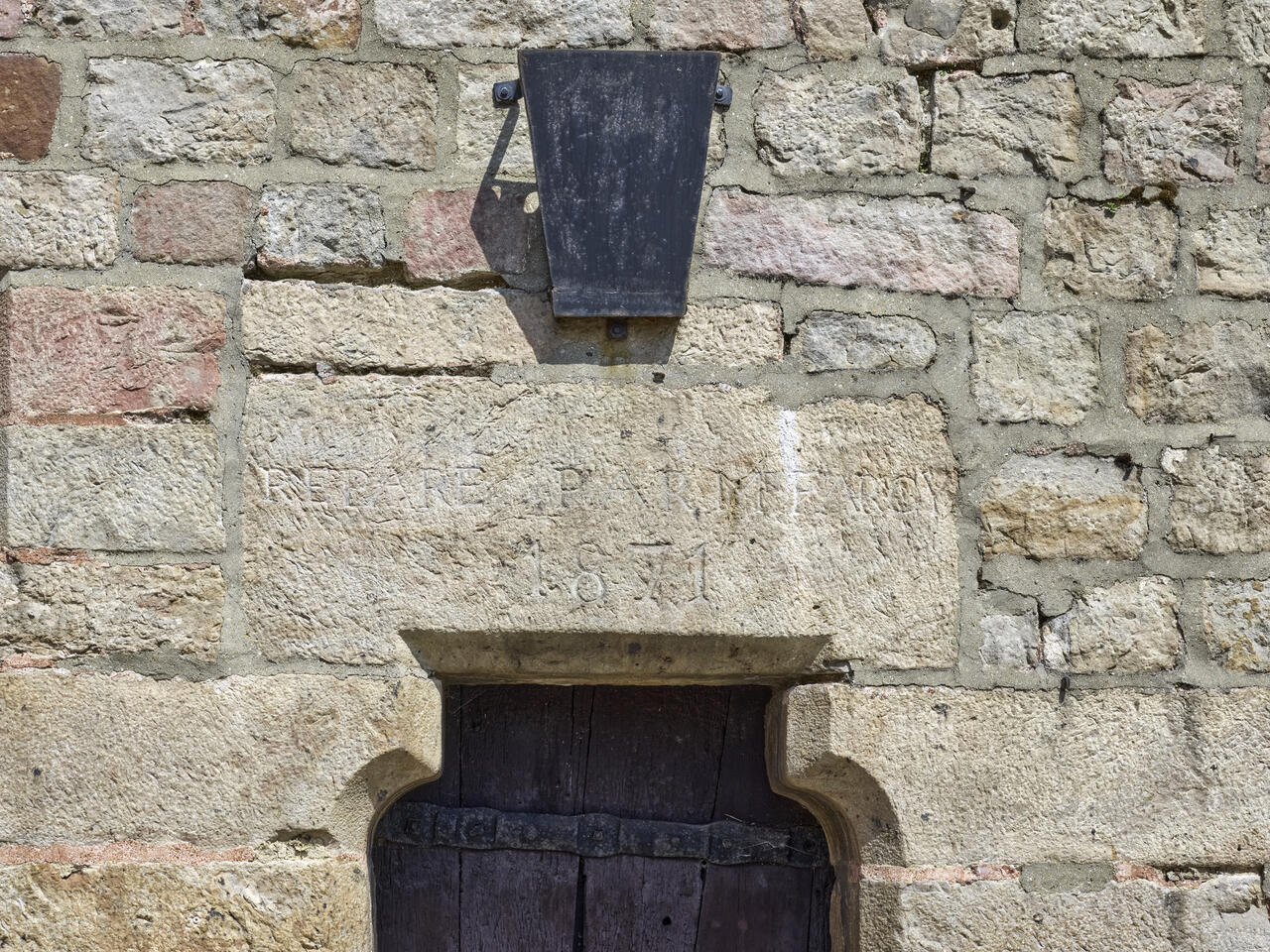 Détail du linteau de l'entrée sud indiquant la réparation de l'édifice par Farcy en 1871.