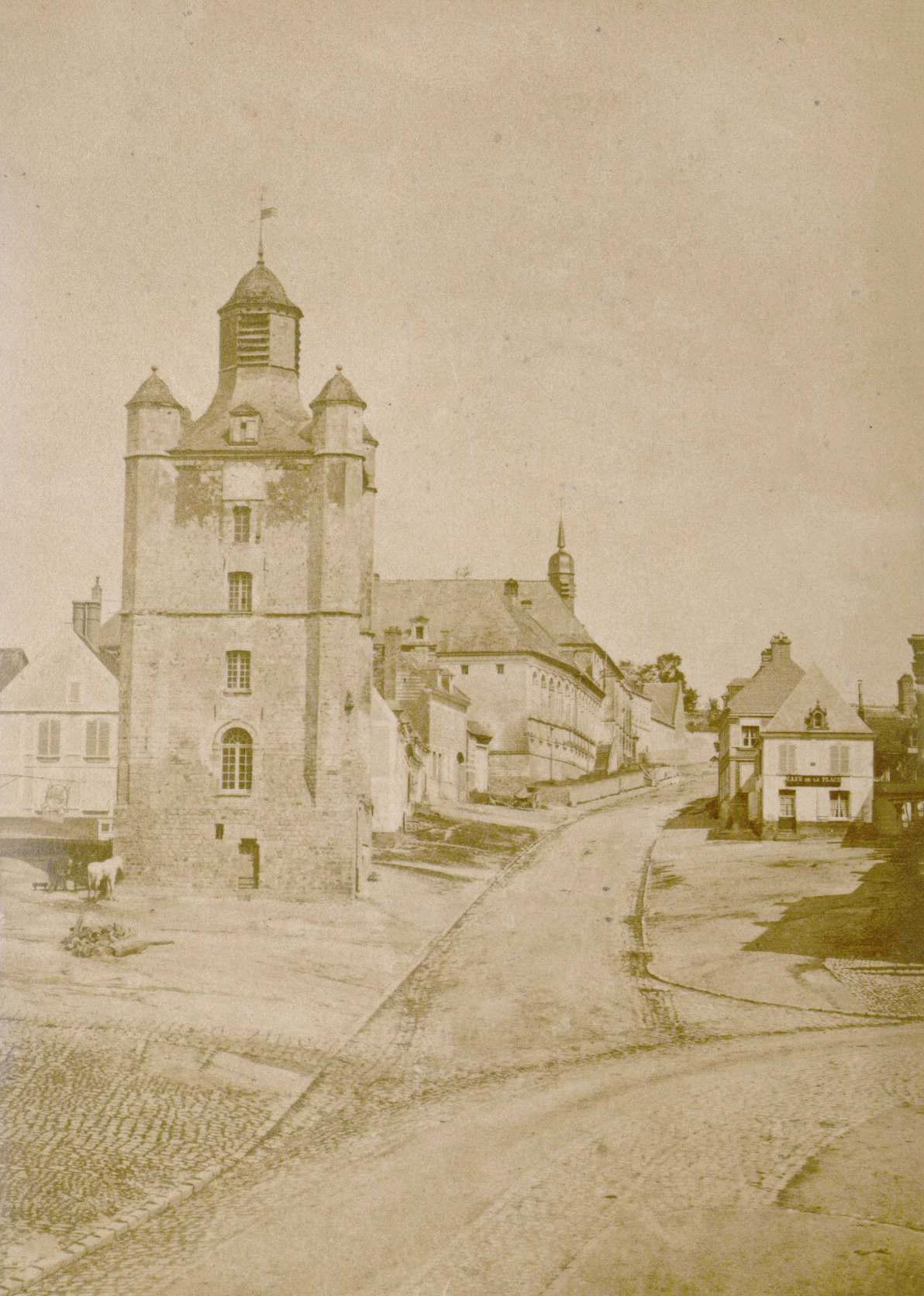 Le beffroi dans son environnement. Michel Berthaud, photographe, vers 1905 (Abbeville, Archives et bibliothèque patrimoniales ; AIL 145A).