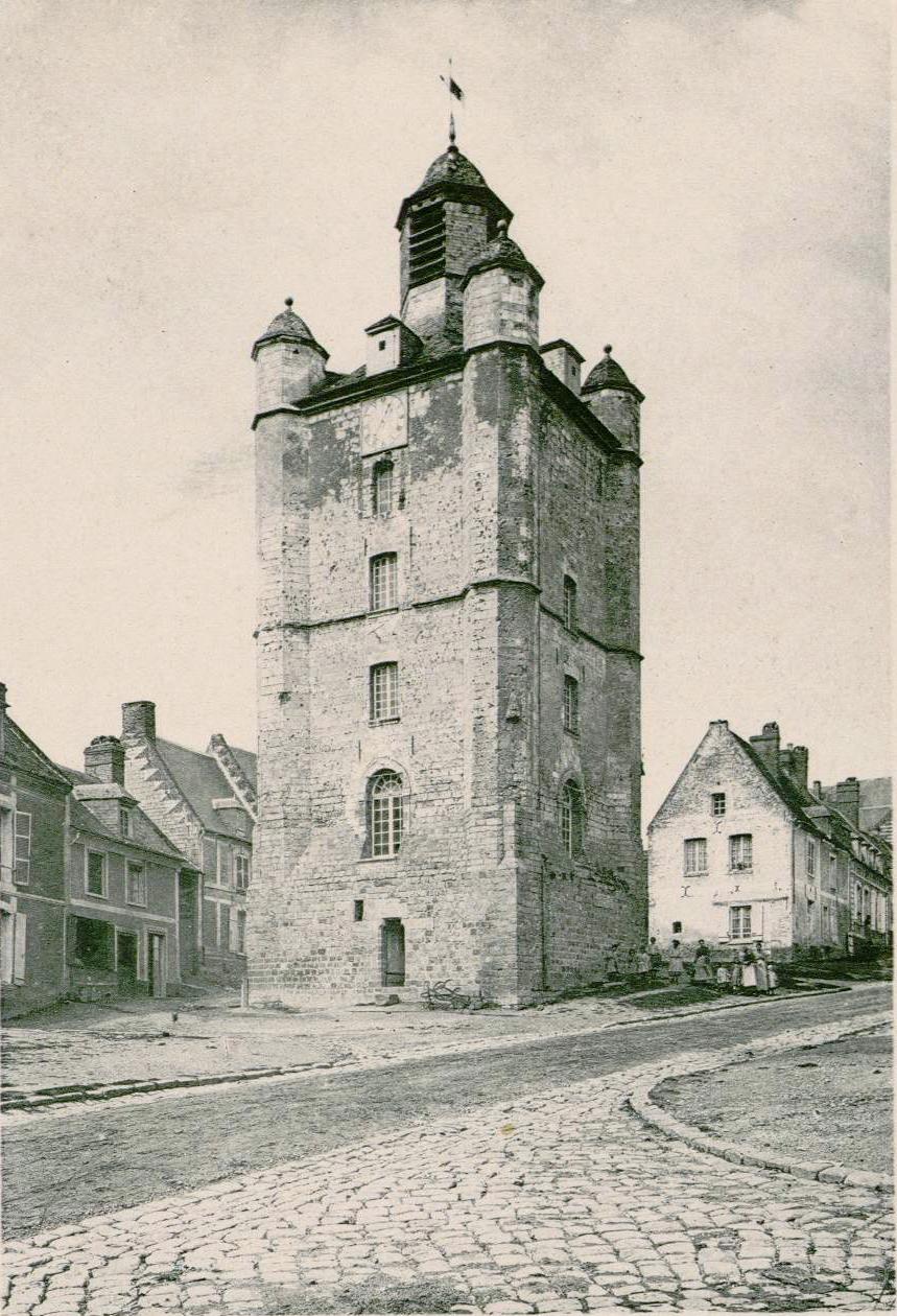 Vue d'ensemble du beffroi au début du XXe siècle (Abbeville, Archives et bibliothèque patrimoniale - fonds Macqueron ; AIL 146).