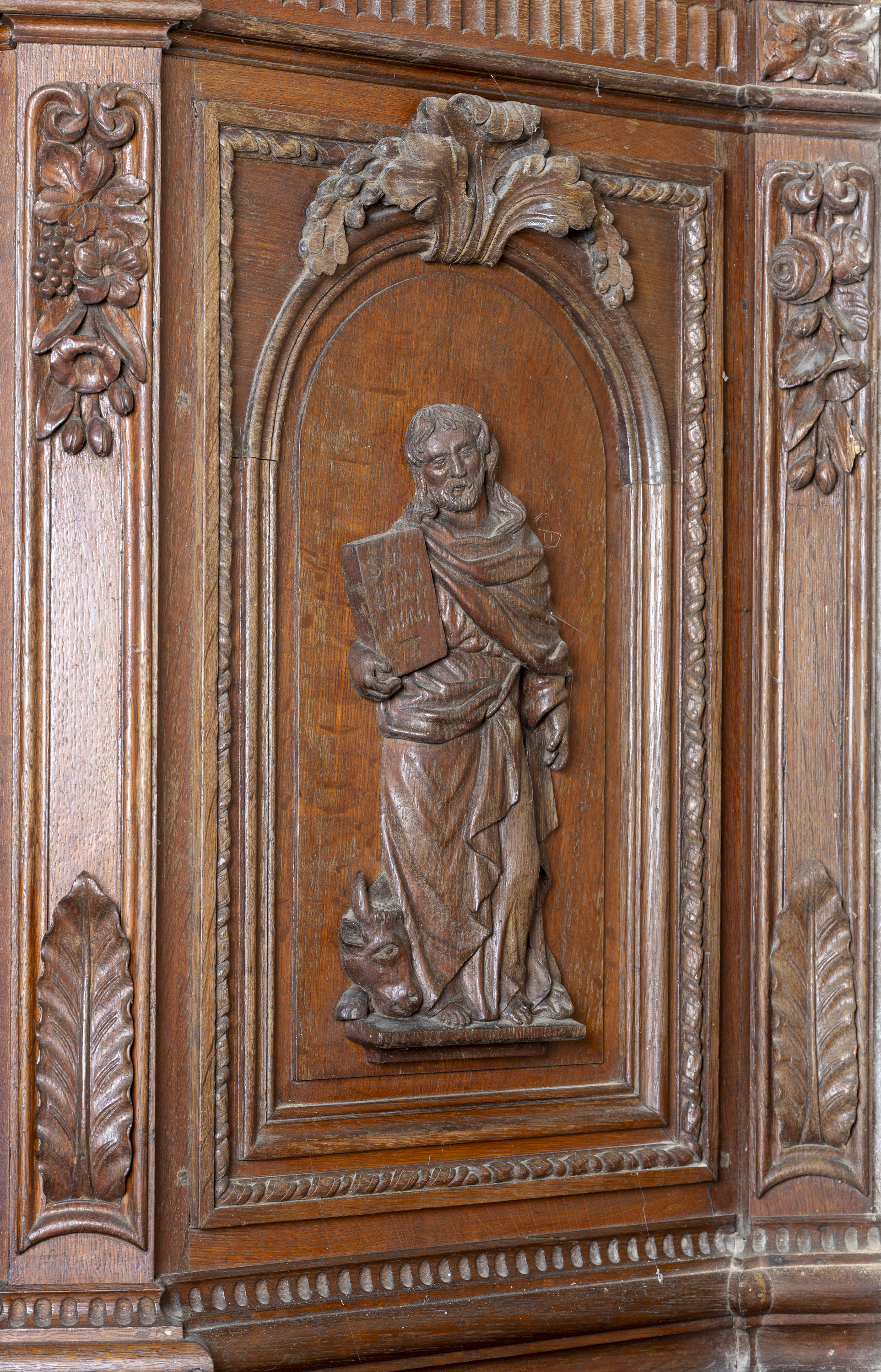 Panneau de la chaire à prêcher : représentation de saint Luc. 