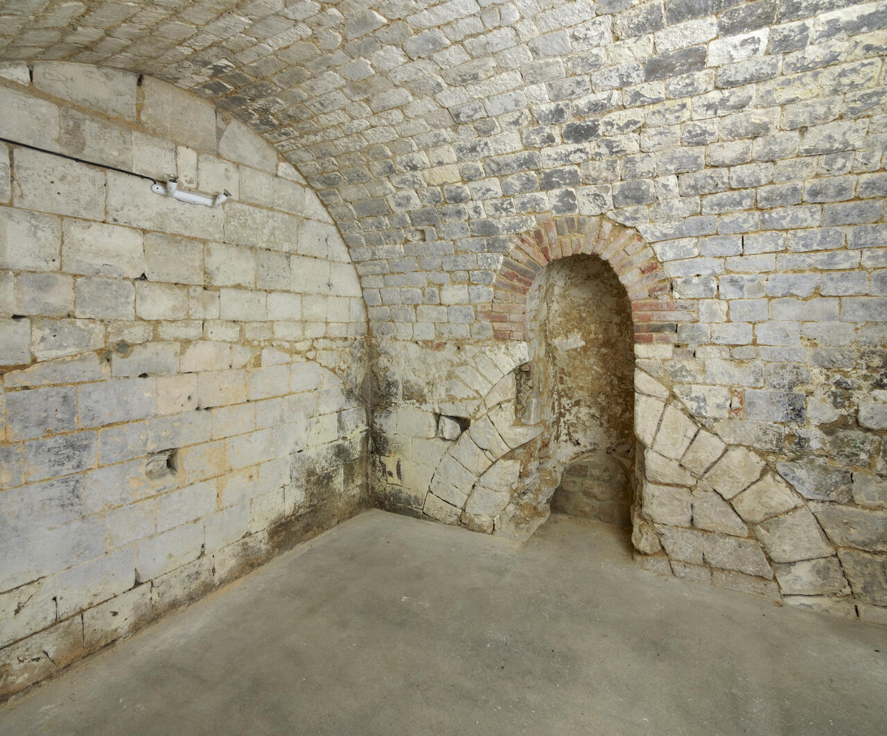 Intérieur de la prison comportant la trace du voûtement de l'ancienne cuve de basse-fosse.