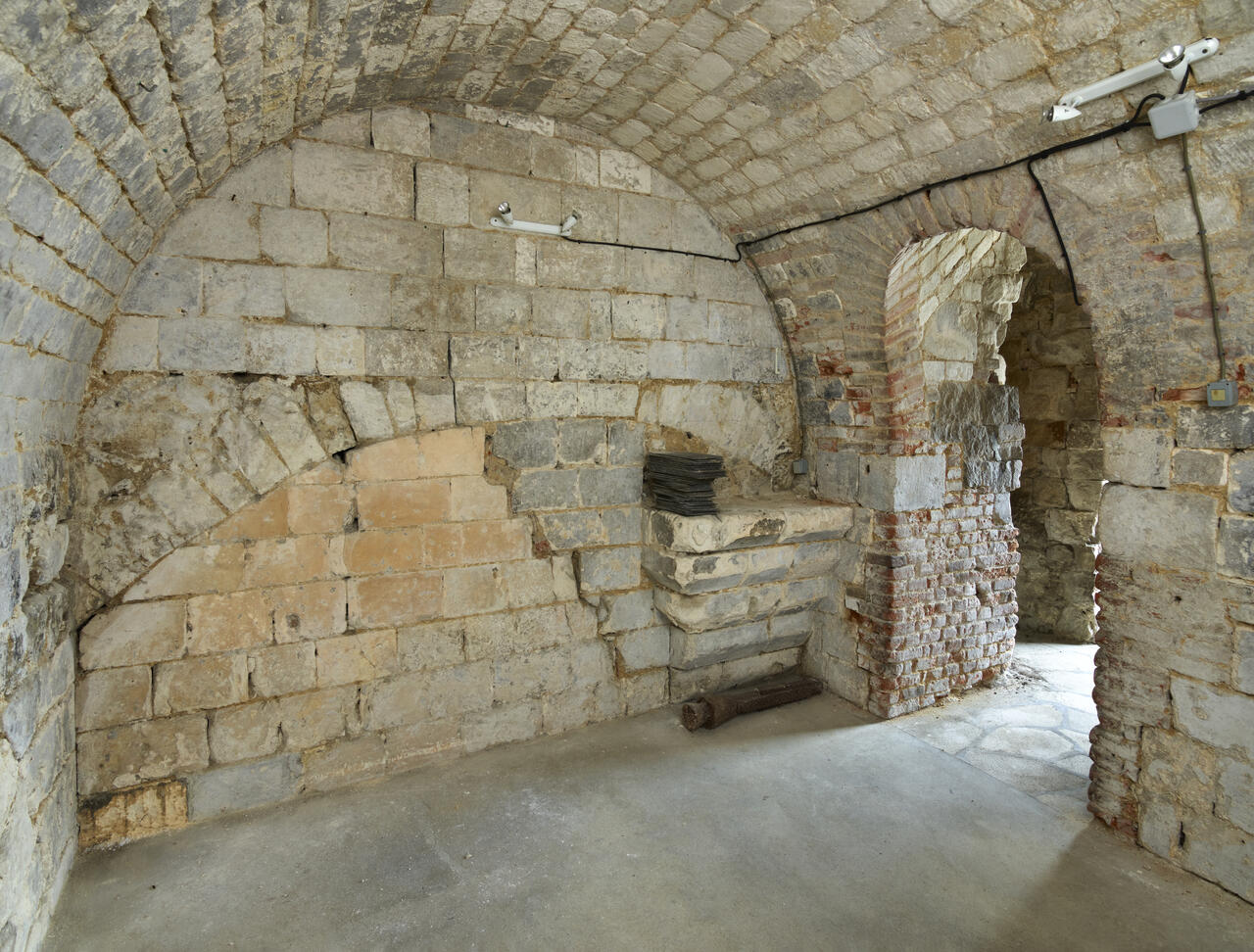 Vue intérieure de la prison du beffroi, depuis le nord.