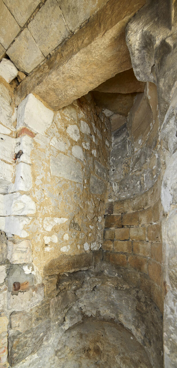 Mur est de la prison, détail des vestiges de l'escalier.